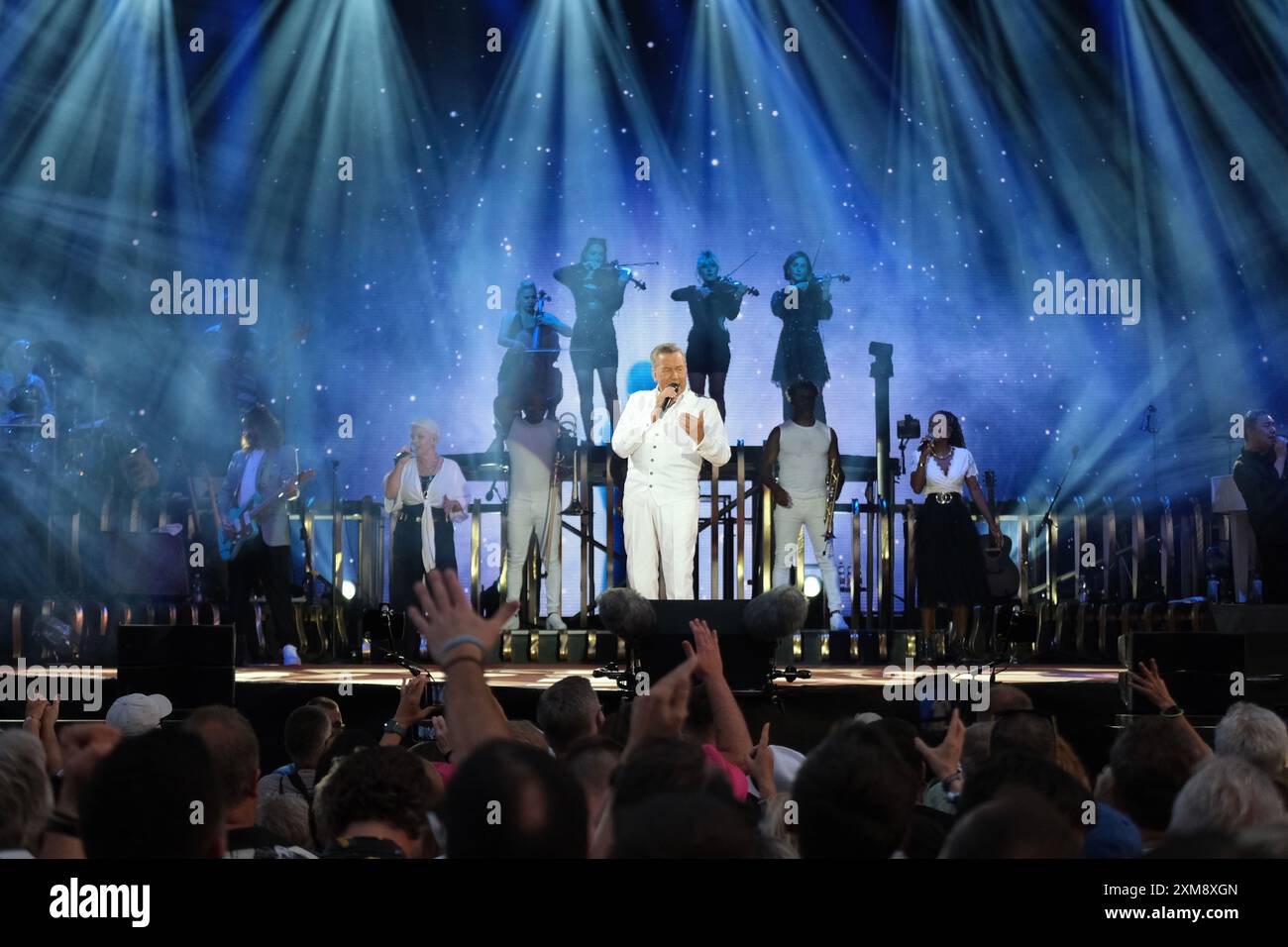 Dresda, Germania. 26 luglio 2024. Il cantante Roland Kaiser al concerto "Kaisermania". Dopo il calcio d'inizio di venerdì, la star si esibirà su 27.07.2024 e su 03. E 04.08.2024 sulle rive dell'Elba. Tutti gli spettacoli sono esauriti. Crediti: Sebastian Willnow/dpa/Alamy Live News Foto Stock