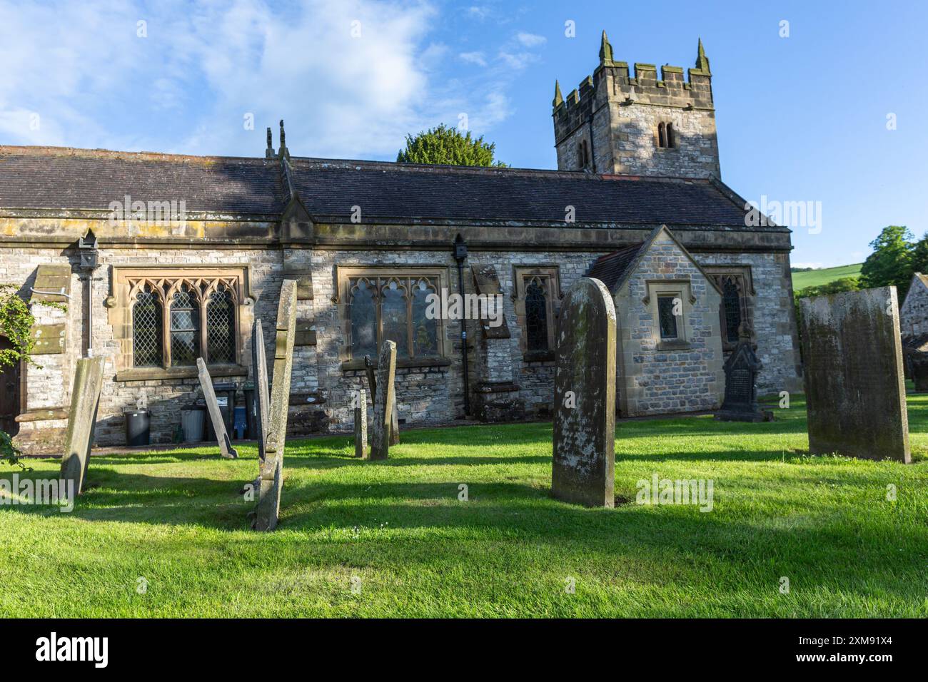 La chiesa parrocchiale della Holy Trinity, parrocchia civile del villaggio di Ashford-in-the-Water nel Derbyshire Peak District, Inghilterra, Regno Unito Foto Stock