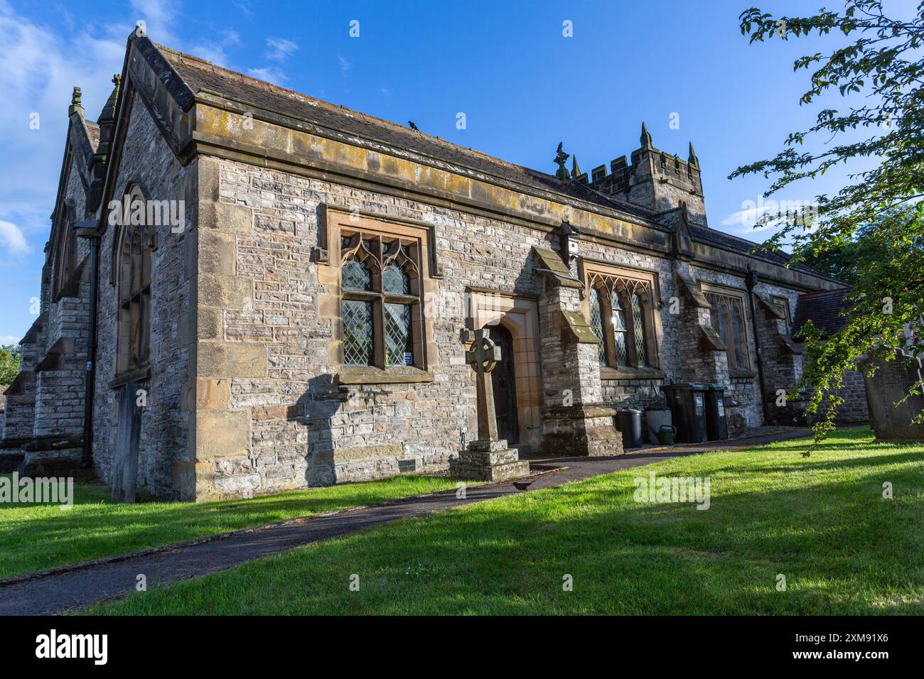 La chiesa parrocchiale della Holy Trinity, parrocchia civile del villaggio di Ashford-in-the-Water nel Derbyshire Peak District, Inghilterra, Regno Unito Foto Stock