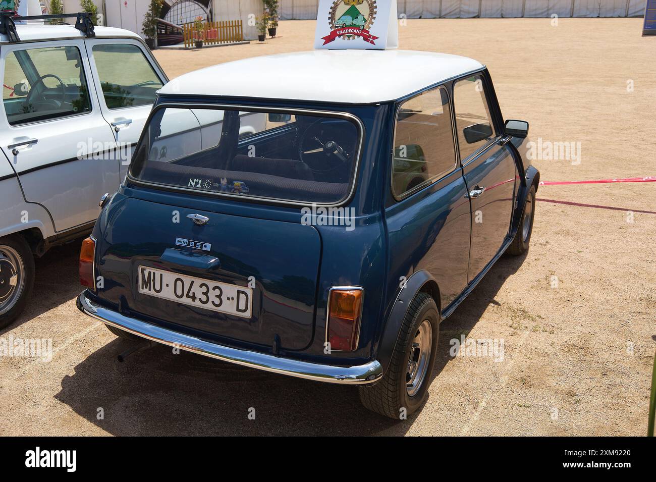 Viladecasn, SPAGNA - 26 LUGLIO 2024: Una classica Mini Cooper blu, parcheggiata all'aperto, che cattura l'essenza del design automobilistico vintage. Foto Stock