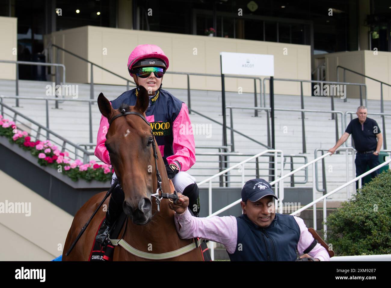 Ascot, Regno Unito. 26 luglio 2024. Horse Billy Mill, cavalcato dal fantino Saffie Osborne, si dirige verso l'ippodromo prima di vincere la Chapel Down handicap Stakes all'ippodromo di Ascot nel Berkshire, durante la gara di QIPCO King George Friday. Proprietario Canisbay Bloodstock, allenatore Rod Millman, Cullompton. Crediti: Maureen McLean/Alamy Live News Foto Stock