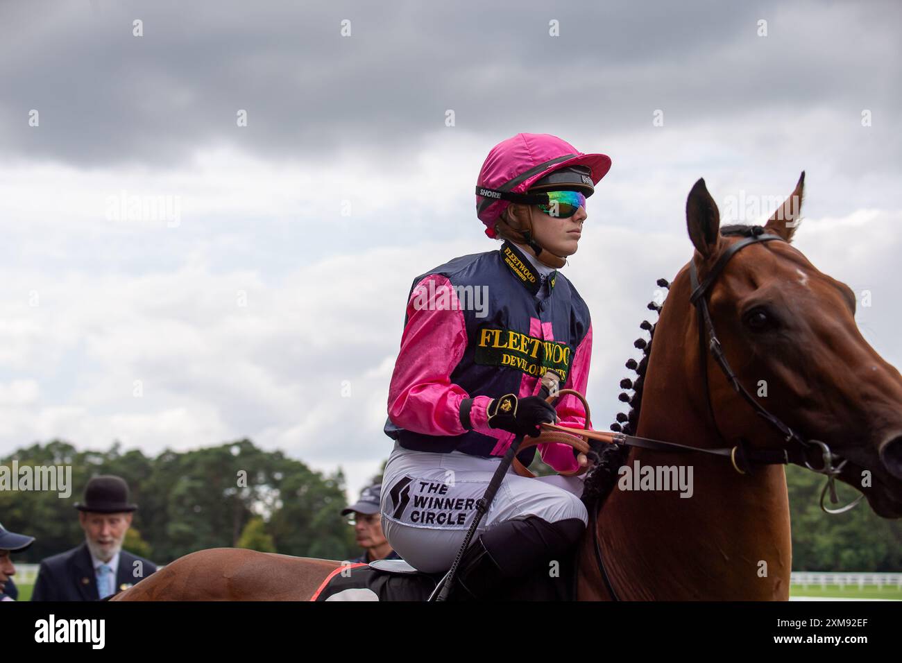 Ascot, Regno Unito. 26 luglio 2024. Horse Billy Mill, cavalcato dal fantino Saffie Osborne, si dirige verso l'ippodromo prima di vincere la Chapel Down handicap Stakes all'ippodromo di Ascot nel Berkshire, durante la gara di QIPCO King George Friday. Proprietario Canisbay Bloodstock, allenatore Rod Millman, Cullompton. Crediti: Maureen McLean/Alamy Live News Foto Stock