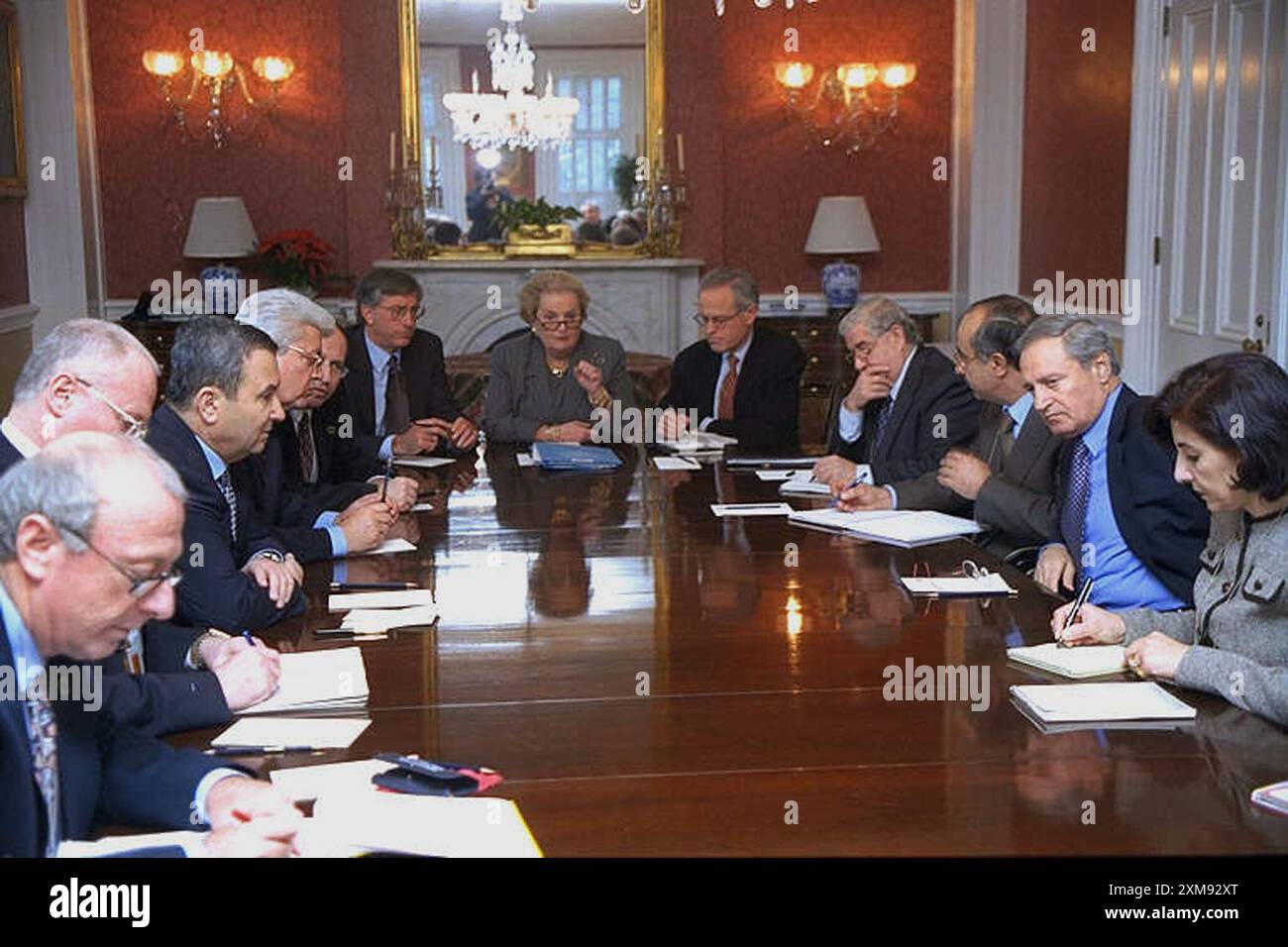 Washington, D.C. - 16 dicembre 1999 -- negoziati di pace israeliani e siriani a Blair House, Washington, DC il 16 dicembre 1999. Seduto da sinistra a destra: URI Sagui, Danny Yatom, primo ministro di Israele Ehud Barak, ministro degli Esteri David Levy di Israele, inviato speciale degli Stati Uniti Dennis Ross, Segretario di Stato degli Stati Uniti Madeleine Albright, Ambasciatore in Israele designato Martin Indyk, Ambasciatore siriano Walid Moualem, Riyad Daoudi, Ministro degli Esteri Farouk al-Sharaa della Siria, Bouthaina Sha-Ban..credito: Sharon Farmer - Casa Bianca via CNP / MediaPunch Foto Stock