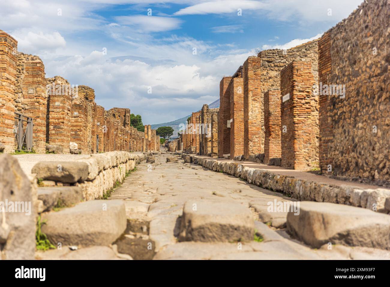 Famosa antica città di Pompei - scavi di Pompei vicino a Napoli. Sentiero e rovine nell'antica Pompei Foto Stock