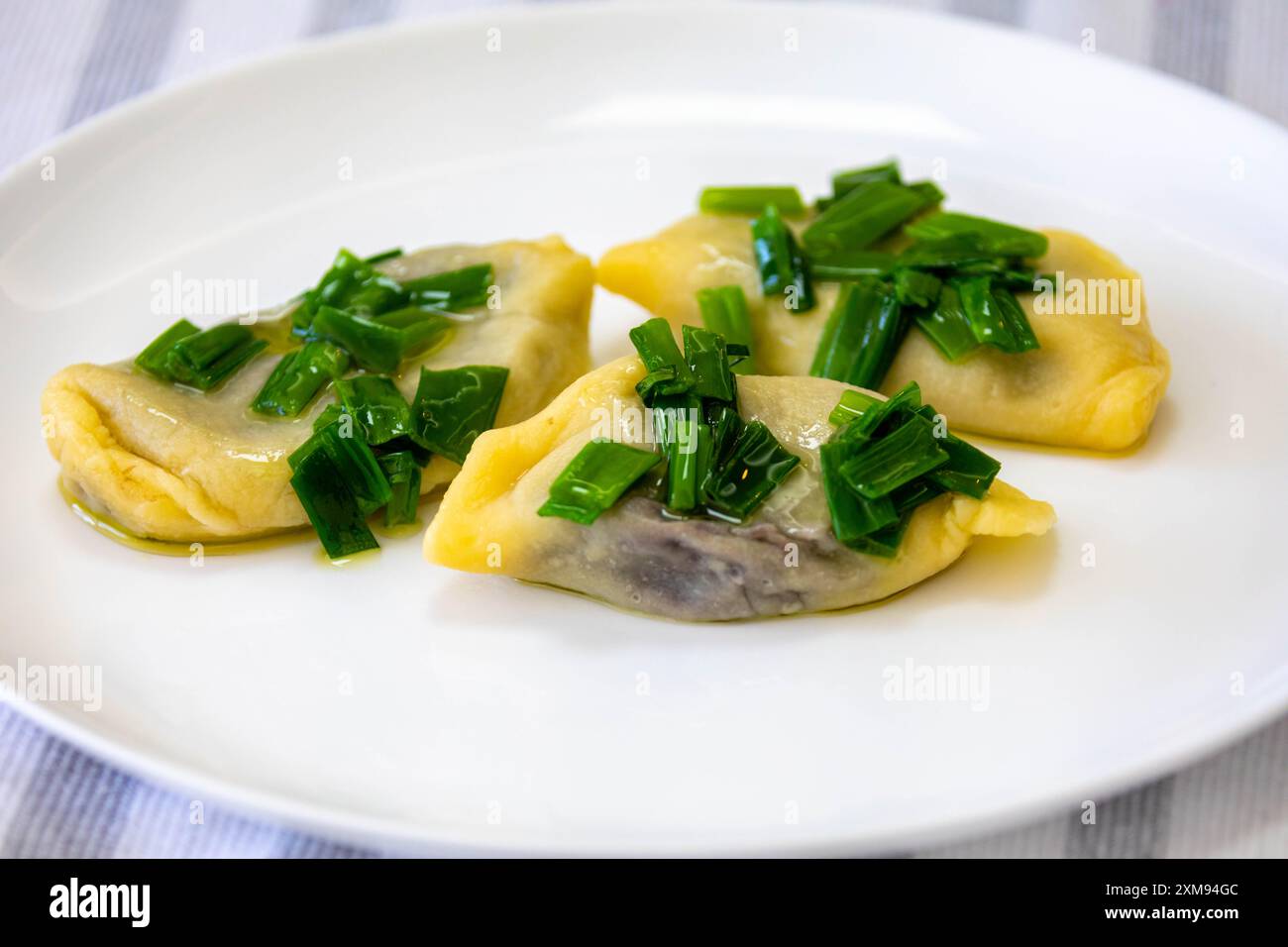 Cibo tradizionale ucraino noto come perohê, ripieno di fagioli neri Foto Stock