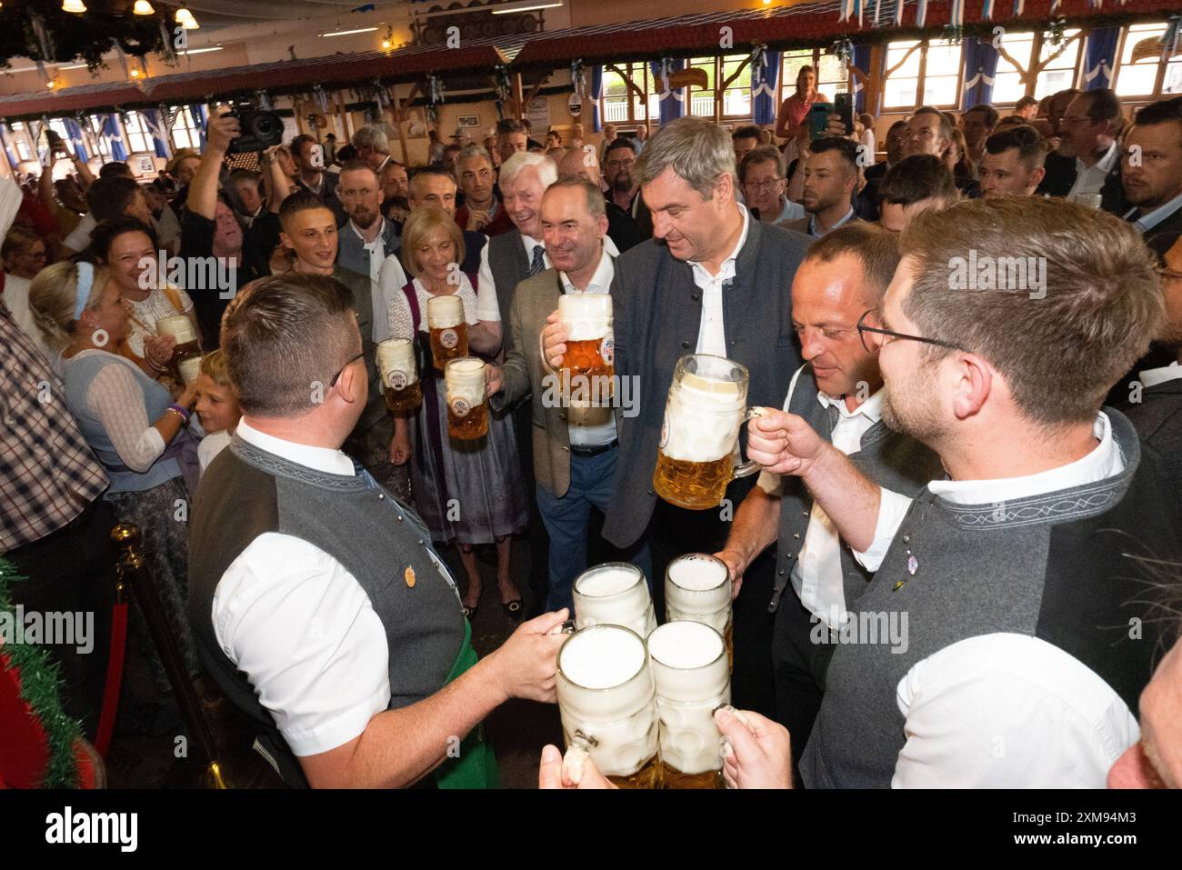 Pichelsteinerfest Regen, bassa Baviera, Germania, luglio 26 2024, Lord Mayor Andreas Kroner, Hubert Aiwanger e Dr. Markus Söder con sua moglie Foto Stock