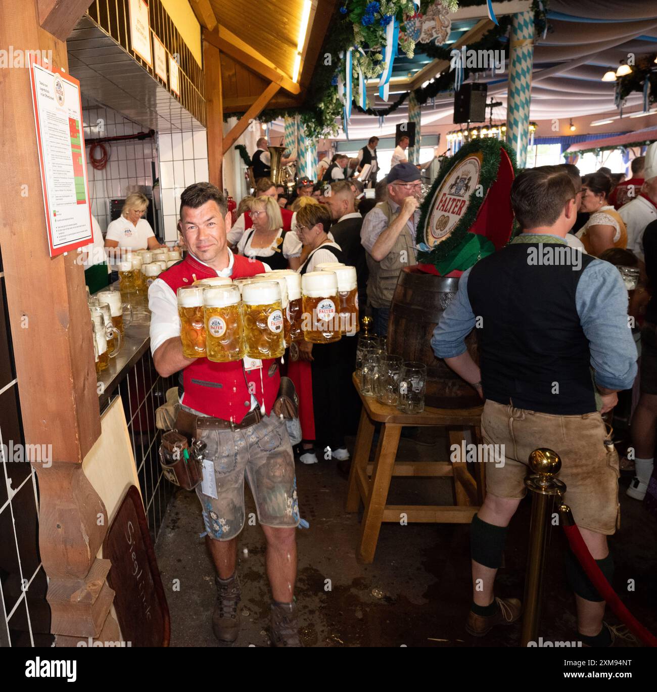 Pichelsteinerfest Regen, bassa Baviera, Germania, luglio 26 2024, servizio nella Pichelsteiner Festival Hall Foto Stock