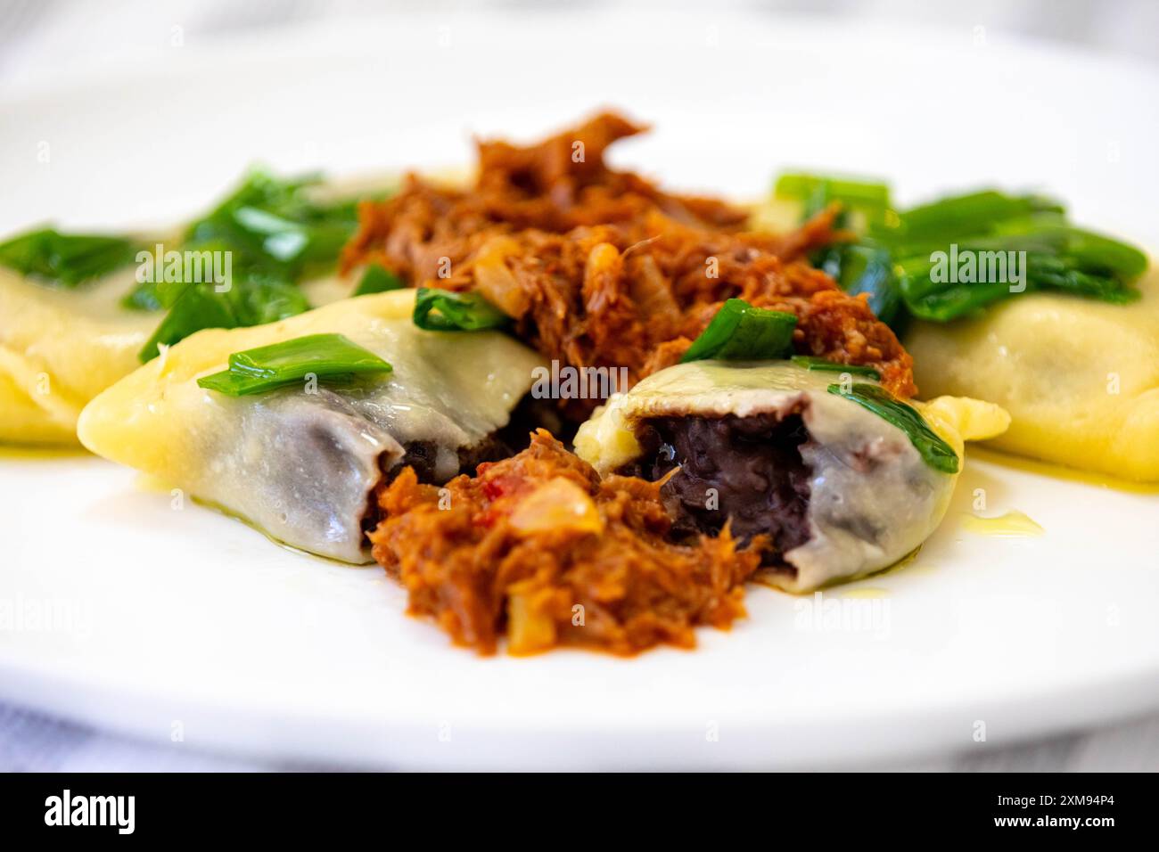 Cibo tradizionale ucraino noto come perohê, ripieno di fagioli neri Foto Stock