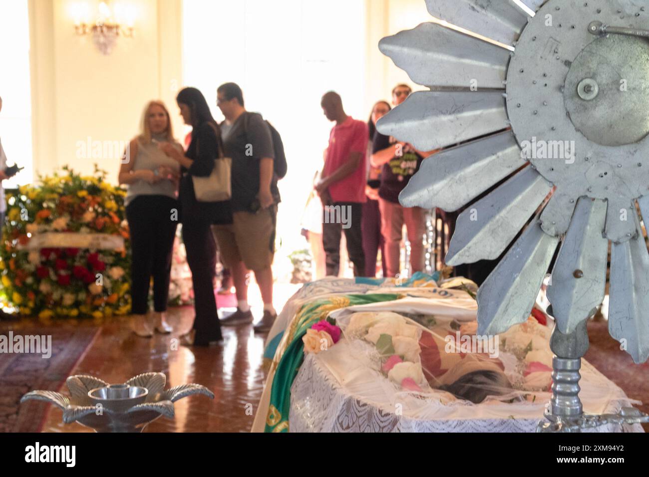 26 luglio 2024, Rio De Janeiro, Rio De Janeiro, Brasile: Rio de Janeiro, (RJ) 07/26/2024- VELORIO/CARNAVALESCA/ROSA MAGALHAES - l'addio è aperto al pubblico sulla scia di Rosa Magalhaes. L'artista è morto giovedì sera (25), all'età di 77 anni, dopo aver subito un attacco di cuore. Raccolse titoli in Imperatriz, Vila Isabel e Imperio Serrano. (Foto: Ãƒ''°rica Martin/Thenews2/Zumapress) (immagine di credito: © Erica Martin/TheNEWS2 via ZUMA Press Wire) SOLO PER USO EDITORIALE! Non per USO commerciale! Foto Stock