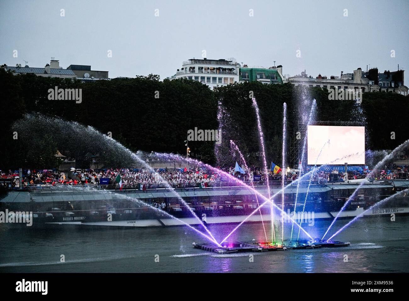 Parigi, Francia. 26 luglio 2024. Il Team Mexico è stato raffigurato sulla barca durante la cerimonia di apertura dei Giochi Olimpici di Parigi 2024, sulla Senna a Parigi, Francia, venerdì 26 luglio 2024. I Giochi della XXXIII Olimpiade si svolgono a Parigi dal 26 luglio all'11 agosto. La delegazione belga conta 165 atleti in 21 sport. BELGA PHOTO JASPER JACOBS credito: Belga News Agency/Alamy Live News Foto Stock