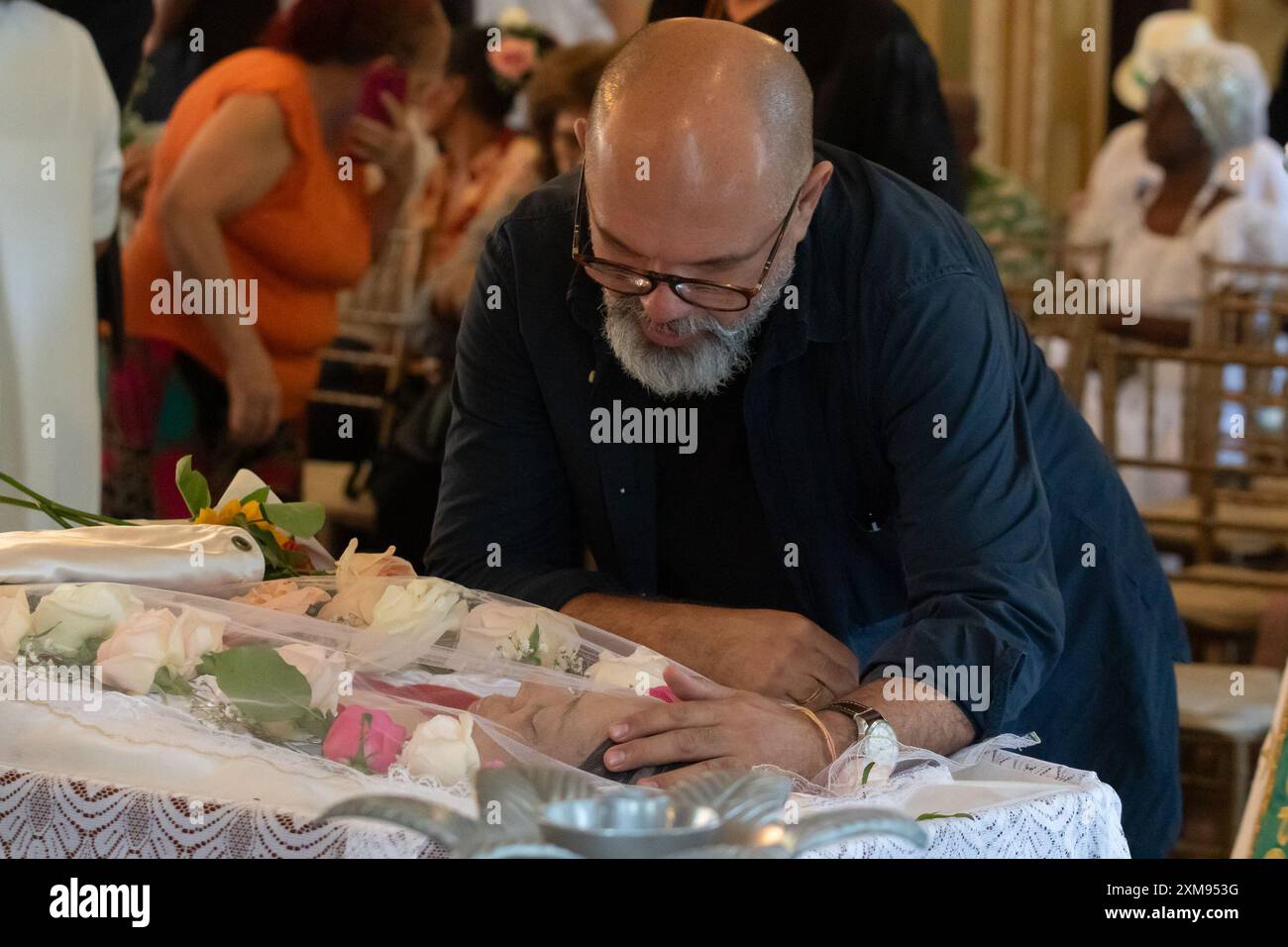 26 luglio 2024, Rio De Janeiro, Rio De Janeiro, Brasile: Rio de Janeiro, (RJ) 07/26/2024- VELORIO/CARNAVALESCA/ROSA MAGALHAES - l'addio è aperto al pubblico sulla scia di Rosa Magalhaes. L'artista è morto giovedì sera (25), all'età di 77 anni, dopo aver subito un attacco di cuore. Raccolse titoli in Imperatriz, Vila Isabel e Imperio Serrano. (Foto: Ãƒ''°rica Martin/Thenews2/Zumapress) (immagine di credito: © Erica Martin/TheNEWS2 via ZUMA Press Wire) SOLO PER USO EDITORIALE! Non per USO commerciale! Foto Stock