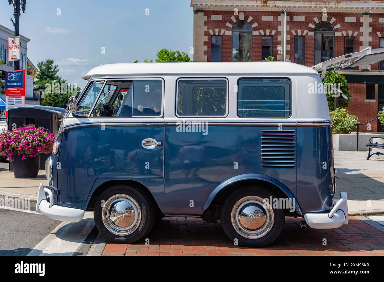 Andover, ma, USA - 24 luglio 2024: Mini VW kombi vintage anni '1960 blu camper o microbus. Foto Stock