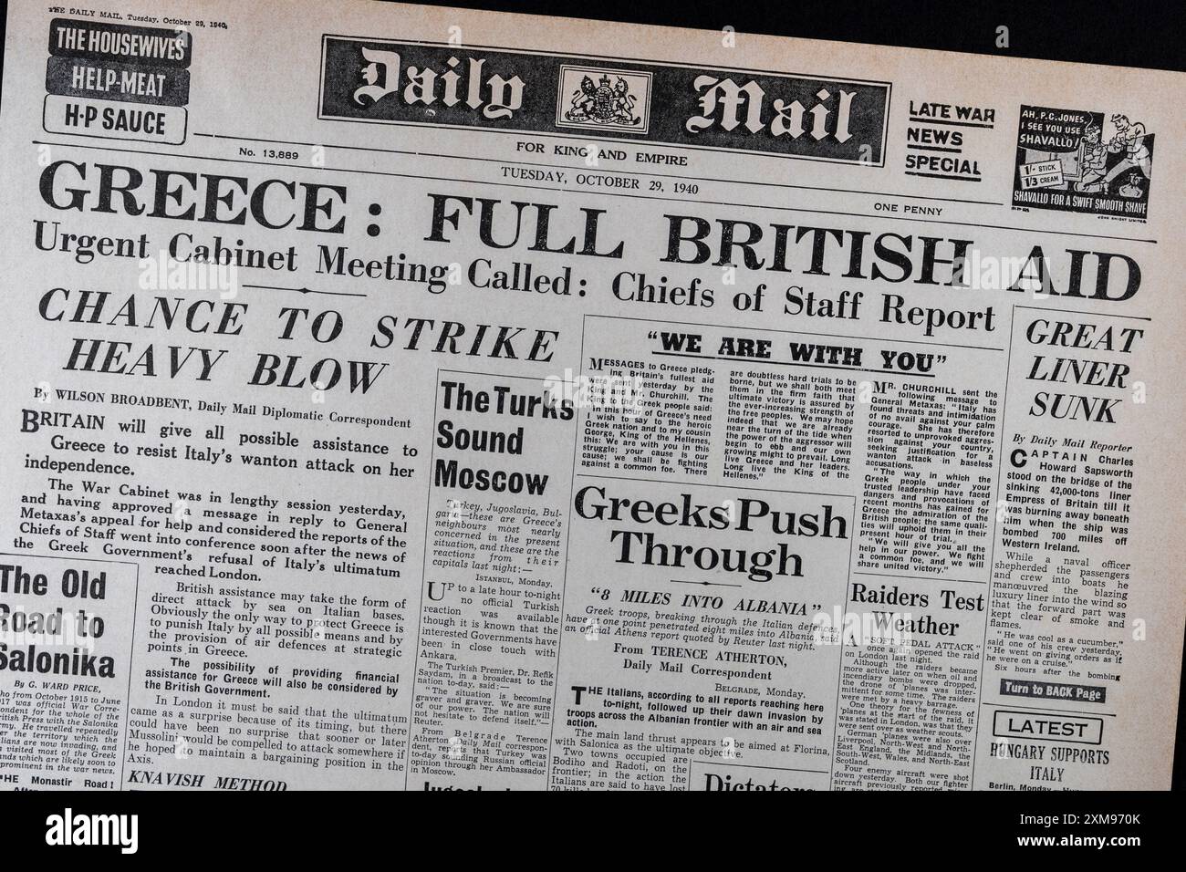 Titolo "Grecia: Aiuto britannico completo" in prima pagina del Daily mail (replica), 29 ottobre 1940, a seguito dell'invasione italiana della Grecia, Foto Stock