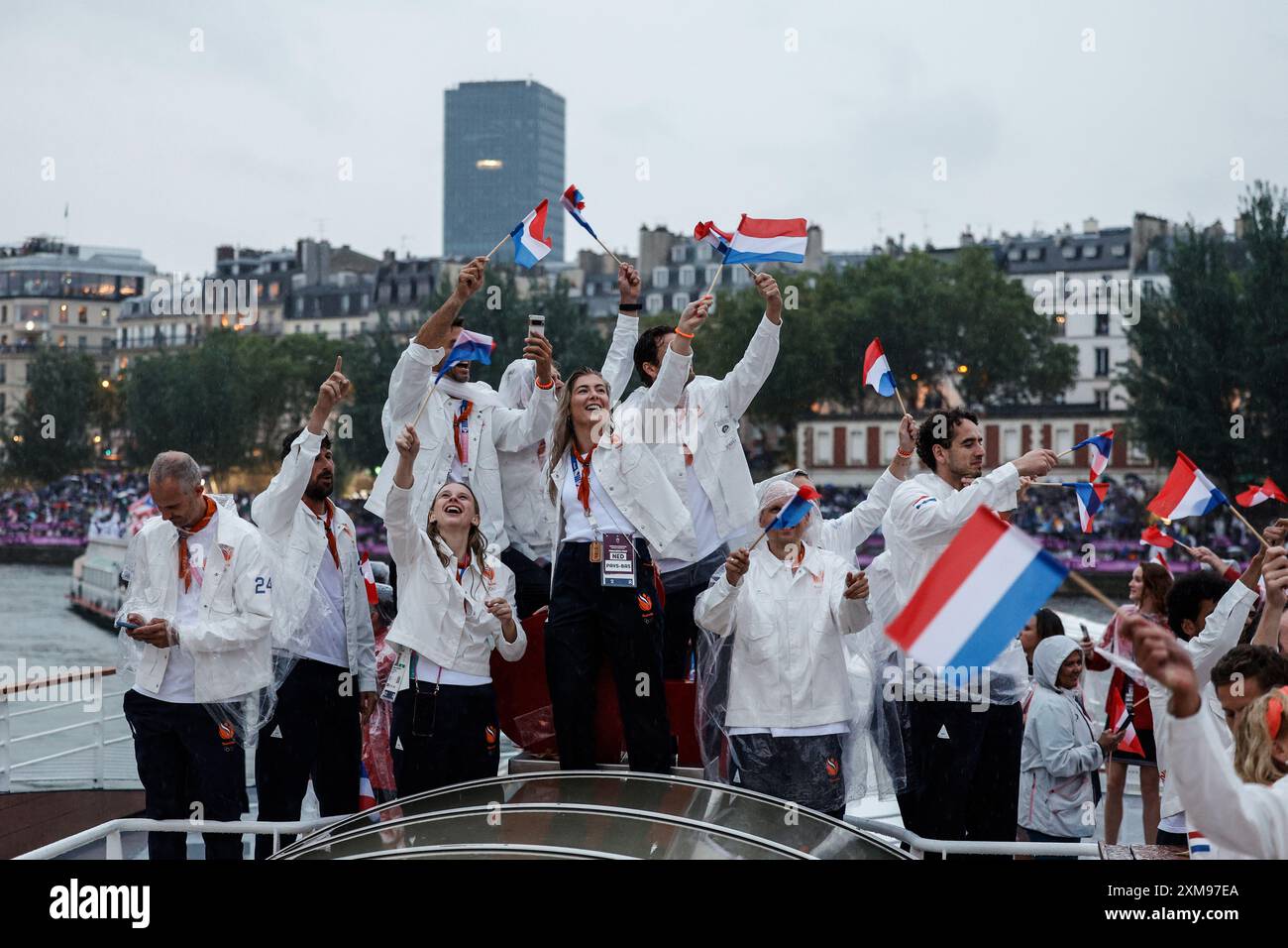 (240726) -- PARIGI, 26 luglio 2024 (Xinhua) -- gli atleti della delegazione olandese salpano in barca lungo la Senna durante la cerimonia di apertura dei Giochi Olimpici di Parigi 2024 a Parigi il 26 luglio 2024. (Geoffroy van der Hasselt/AFP/Pool via Xinhua) Foto Stock