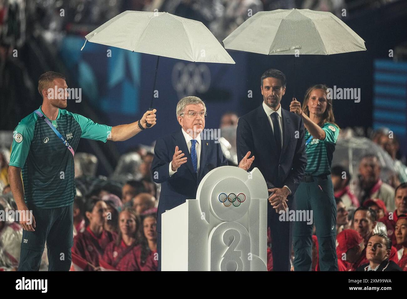 Parigi, Francia. 26 luglio 2024. Olympia, Parigi 2024, cerimonia di apertura dei Giochi Olimpici estivi, Thomas Bach (2° da sinistra), presidente del Comitato Olimpico Internazionale (CIO), parla accanto a Tony Estanguet (2° da destra), presidente del Comitato Organizzatore dei Giochi Olimpici e Paralimpici, durante la cerimonia di apertura. Crediti: Michael Kappeler/dpa/Alamy Live News Foto Stock