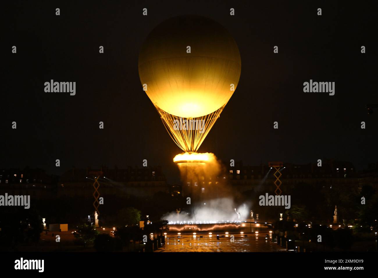 Parigi, Francia. 26 luglio 2024. Olympia, Parigi 2024, cerimonia di apertura delle Olimpiadi estive, Marie-Jose Perec e Teddy Riner hanno acceso il fuoco per i XXXIII Giochi Olimpici di Parigi. Il tre volte campione olimpico di atletica leggera e il due volte campione di judo hanno acceso un anello con un diametro di sette metri appeso a una mongolfiera alta 30 metri nelle Tuileries al Louvre alle 17:11,22. Crediti: Marijan Murat/dpa/Alamy Live News Foto Stock