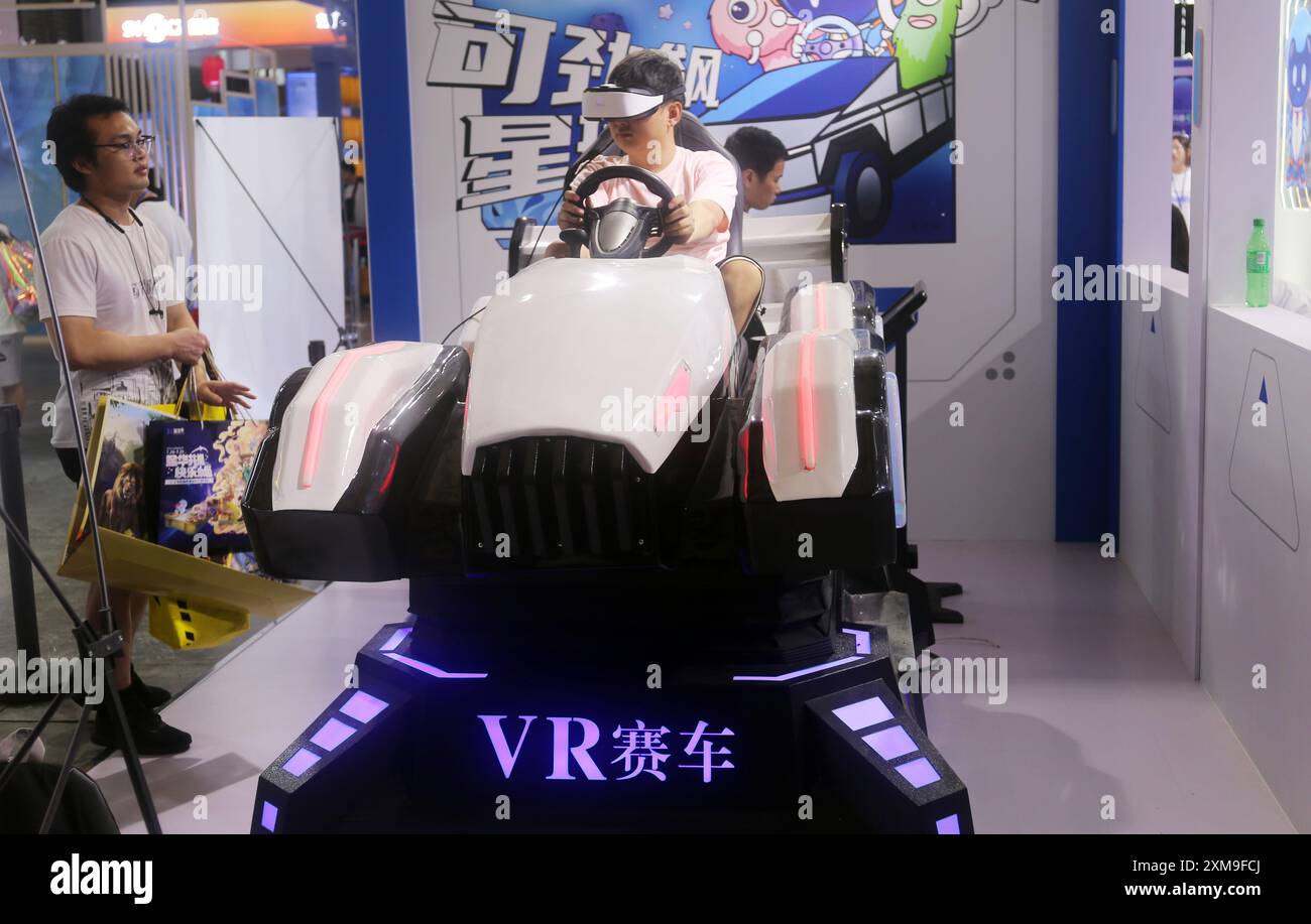 SHANGHAI, CINA - 26 LUGLIO 2024 - Un nuovo gioco di corse VR attira i fan a provare l'esperienza al ChinaJoy 2024 di Shanghai, Cina, 26 luglio 2024. Foto Stock