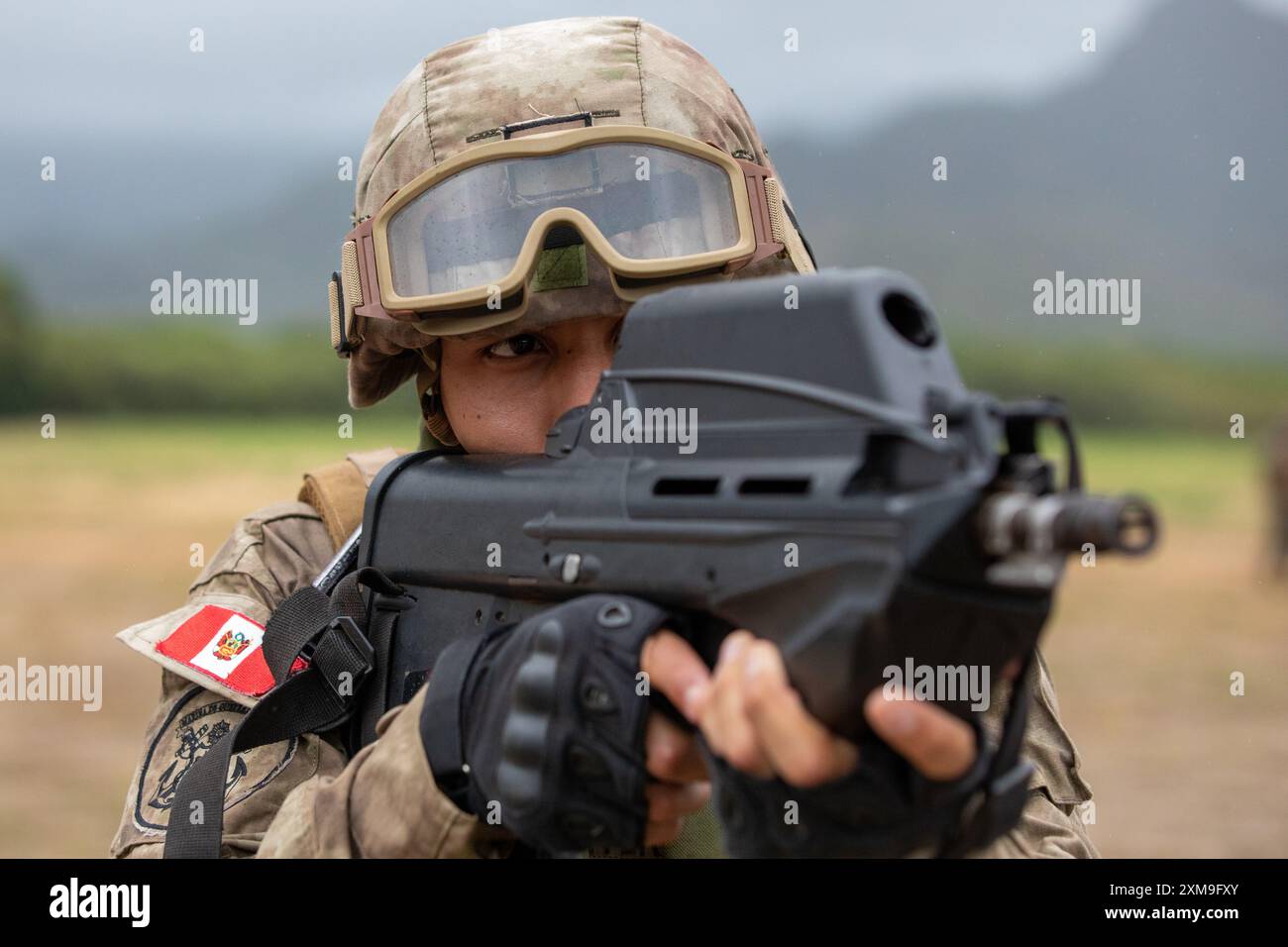 Marine peruviano Petty Officer 3rd Class Rivera Ramos George Logan, Combat Engineering Battalion esegue operazioni aeree addestrate con U.S. Marine Corp e altre nazioni partner durante l'esercitazione Rim of the Pacific (RIMPAC) 2024 presso Marine Corps Training area Bellows, luglio 25. Ventinove nazioni, 40 navi di superficie, tre sottomarini, 14 forze terrestri nazionali, più di 150 aerei e 25.000 membri del personale partecipano al RIMPAC nelle e intorno alle isole Hawaii, dal 27 giugno al 1 agosto. Il RIMPAC, la più grande esercitazione marittima internazionale al mondo, offre un'opportunità di formazione unica promuovendo al contempo un Foto Stock