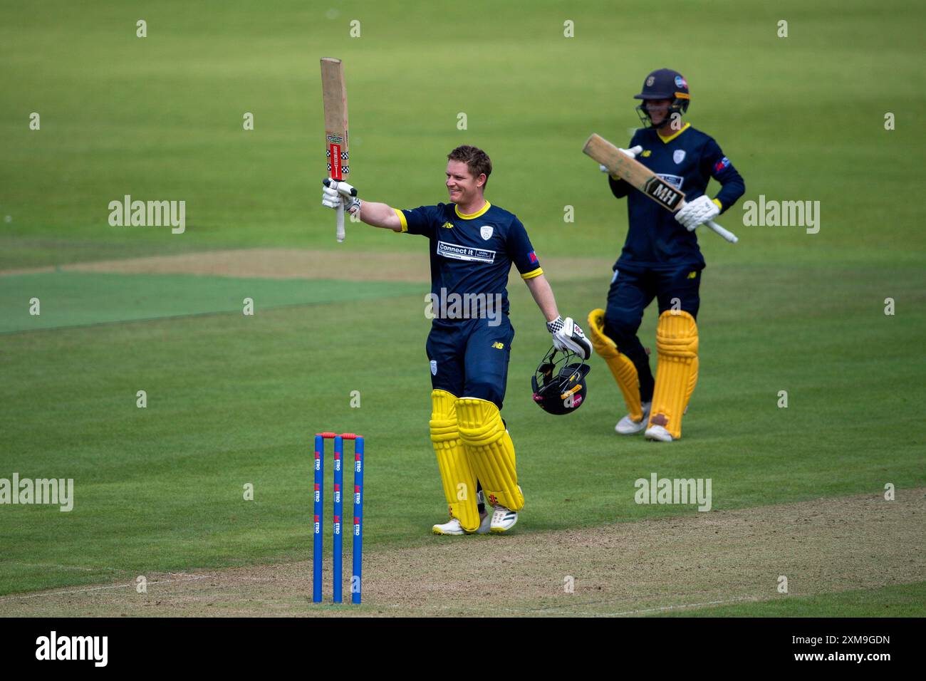 Southampton, Regno Unito. 26 luglio 2024. Ben Brown dell'Hampshire si alza la mazza raggiungendo il suo secolo durante la partita della Metro Bank One Day Cup tra Hampshire e Northamptonshire all'Utilita Bowl. Crediti: Dave Vokes/Alamy Live News Foto Stock