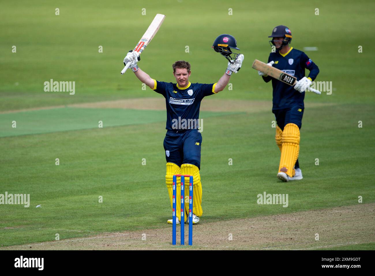 Southampton, Regno Unito. 26 luglio 2024. Ben Brown dell'Hampshire si alza la mazza raggiungendo il suo secolo durante la partita della Metro Bank One Day Cup tra Hampshire e Northamptonshire all'Utilita Bowl. Crediti: Dave Vokes/Alamy Live News Foto Stock