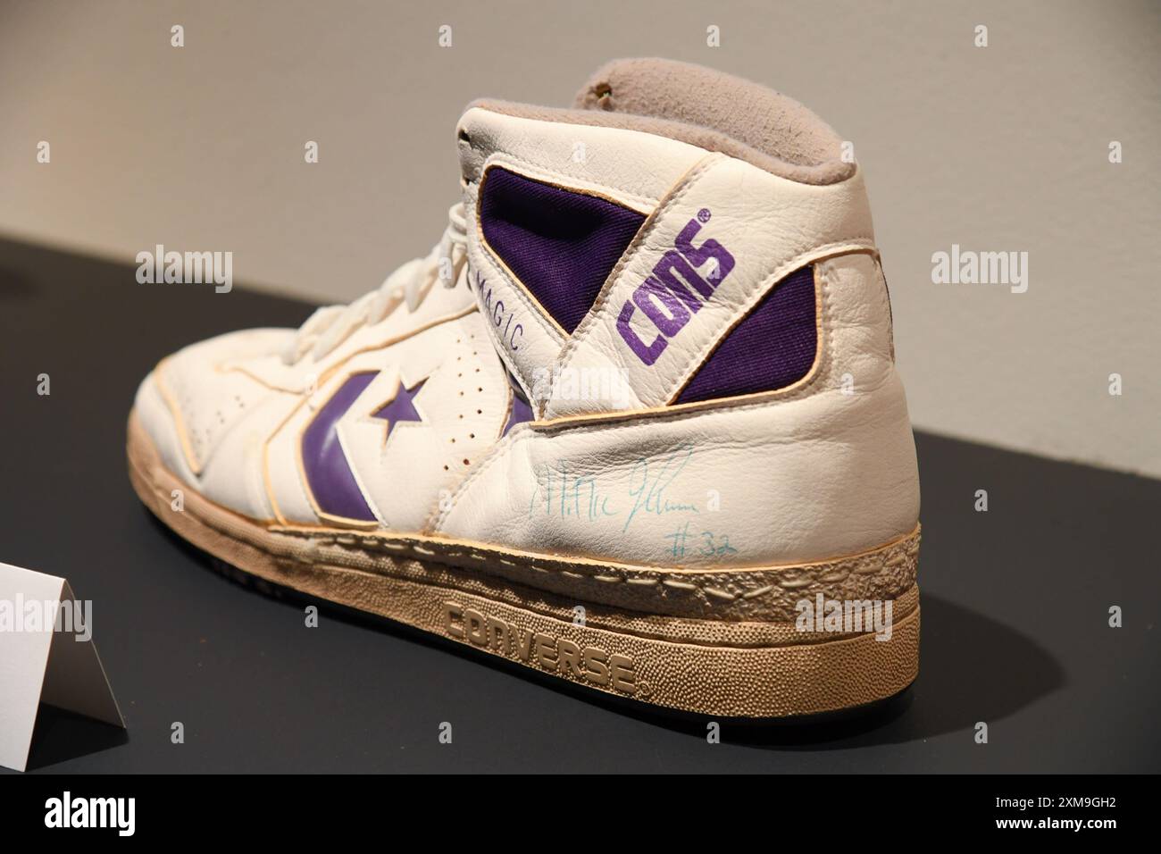 New York, Stati Uniti. 26 luglio 2024. Magic Johnson ha firmato Single Shoe, est. $4.000-6.000 è stato visto alle aste della Sotheby's Sports Week al Sotheby's New York, NY, 26 luglio 2024. (Foto di Efren Landaos/Sipa USA) credito: SIPA USA/Alamy Live News Foto Stock