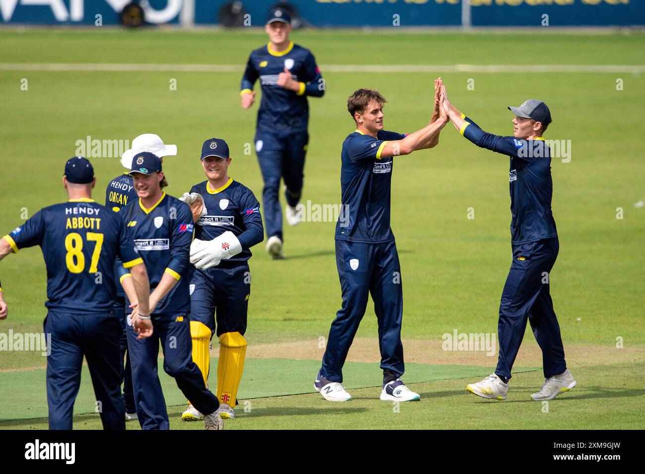 Southampton, Regno Unito. 26 luglio 2024. Il Sub fielder Dom Kelly (a destra) e Eddie Jack dell'Hampshire celebrano il wicket di Prithvi Shaw durante la partita della Metro Bank One Day Cup tra Hampshire e Northamptonshire all'Utilita Bowl. Crediti: Dave Vokes/Alamy Live News Foto Stock