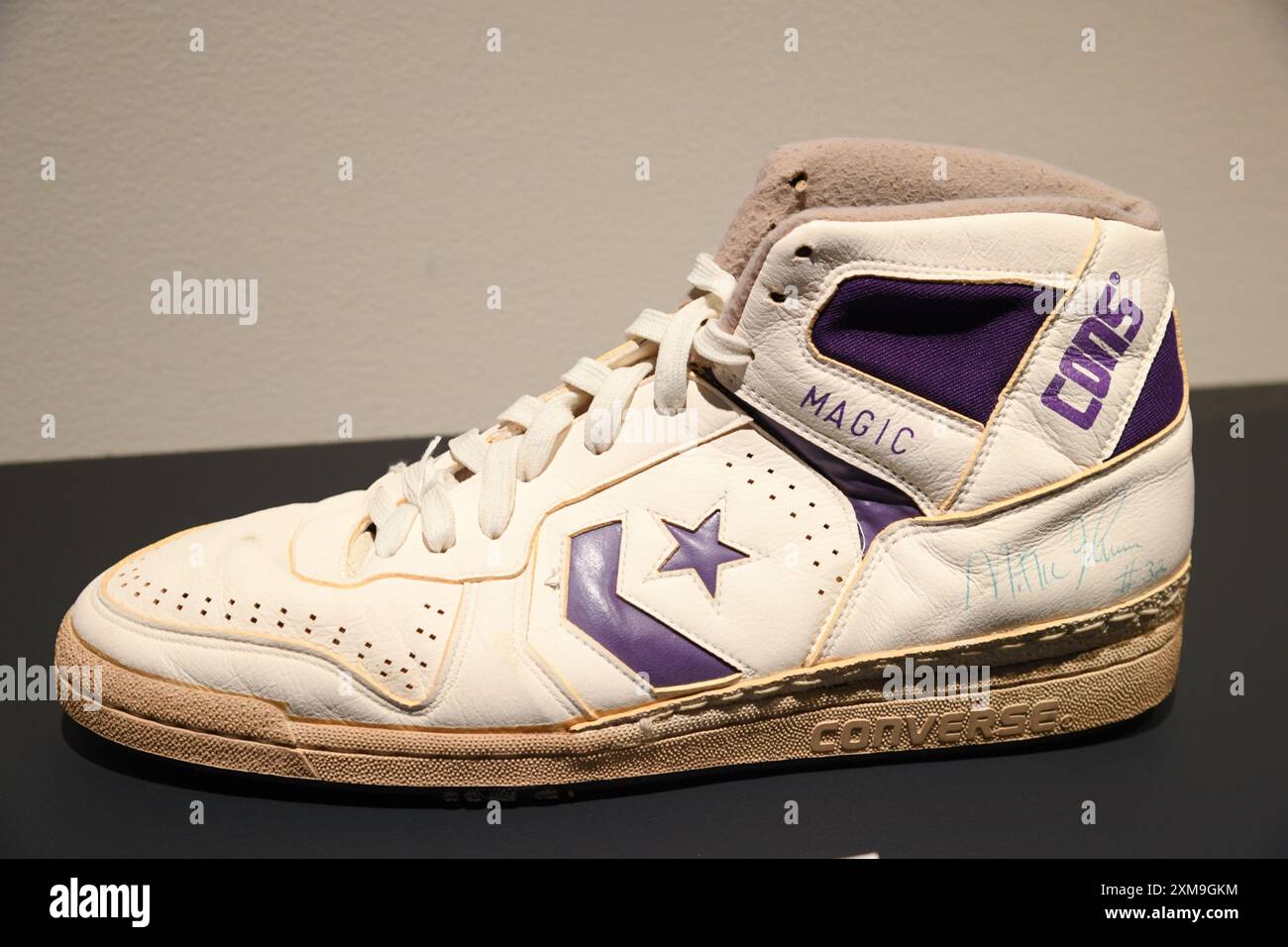 New York, Stati Uniti. 26 luglio 2024. Magic Johnson ha firmato Single Shoe, est. $4.000-6.000 è stato visto alle aste della Sotheby's Sports Week al Sotheby's New York, NY, 26 luglio 2024. (Foto di Efren Landaos/Sipa USA) credito: SIPA USA/Alamy Live News Foto Stock