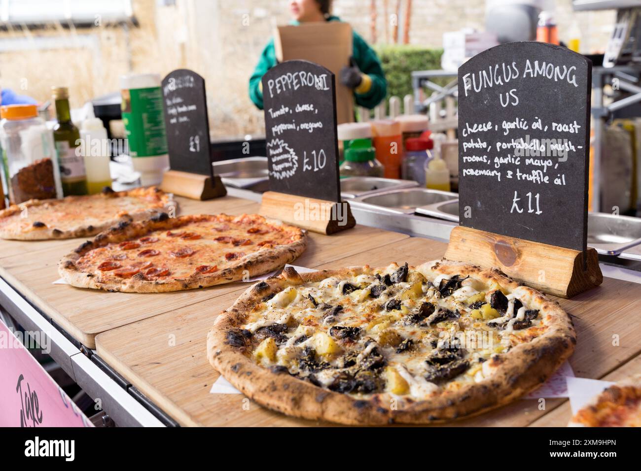 pizza con vari condimenti, "Fungus Among Us", Pepperoni in vendita nel mercato alimentare di Greenwich Inghilterra, Regno Unito Foto Stock