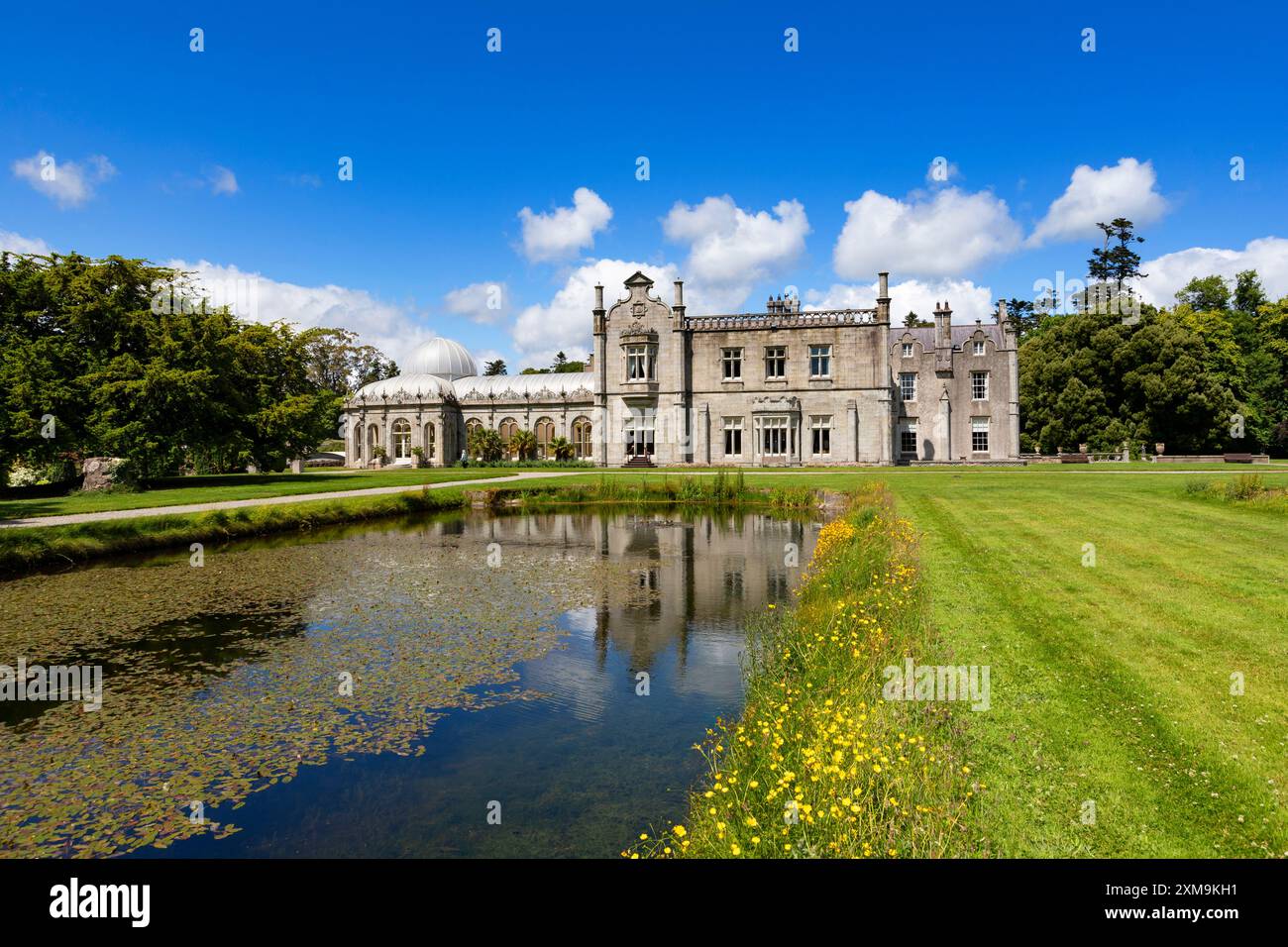 La casa principale fronteggiata da due canali lunghi 550 piedi, detti miroir d'eaux, nei Kilruddery House Gardens vicino a Bray nella contea di Wicklow, Irlanda. Foto Stock