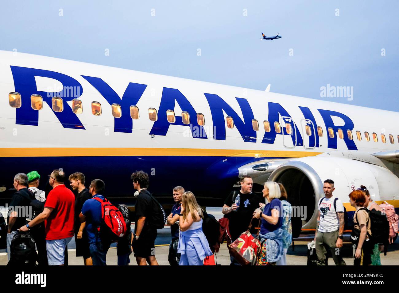 Londra, Regno Unito. 23 luglio 2024. I viaggiatori salgono a bordo dell'aereo Ryanair all'aeroporto Stansted di Londra. L'aeroporto di Londra Stansted è un aeroporto internazionale situato a circa 30 miglia a nord del centro di Londra. E' uno dei principali aeroporti che servono l'area di Londra. (Foto di Dominika Zarzycka/SOPA Images/Sipa USA) credito: SIPA USA/Alamy Live News Foto Stock