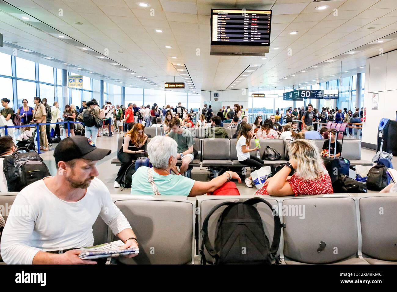 Londra, Regno Unito. 23 luglio 2024. I viaggiatori attendono l'aereo Ryanair all'aeroporto Stansted di Londra. L'aeroporto di Londra Stansted è un aeroporto internazionale situato a circa 30 miglia a nord del centro di Londra. E' uno dei principali aeroporti che servono l'area di Londra. (Foto di Dominika Zarzycka/SOPA Images/Sipa USA) credito: SIPA USA/Alamy Live News Foto Stock