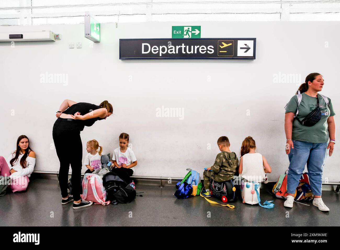 Londra, Regno Unito. 23 luglio 2024. I viaggiatori aspettano l'aereo all'aeroporto di Stansted. L'aeroporto di Londra Stansted è un aeroporto internazionale situato a circa 30 miglia a nord del centro di Londra. E' uno dei principali aeroporti che servono l'area di Londra. (Foto di Dominika Zarzycka/SOPA Images/Sipa USA) credito: SIPA USA/Alamy Live News Foto Stock