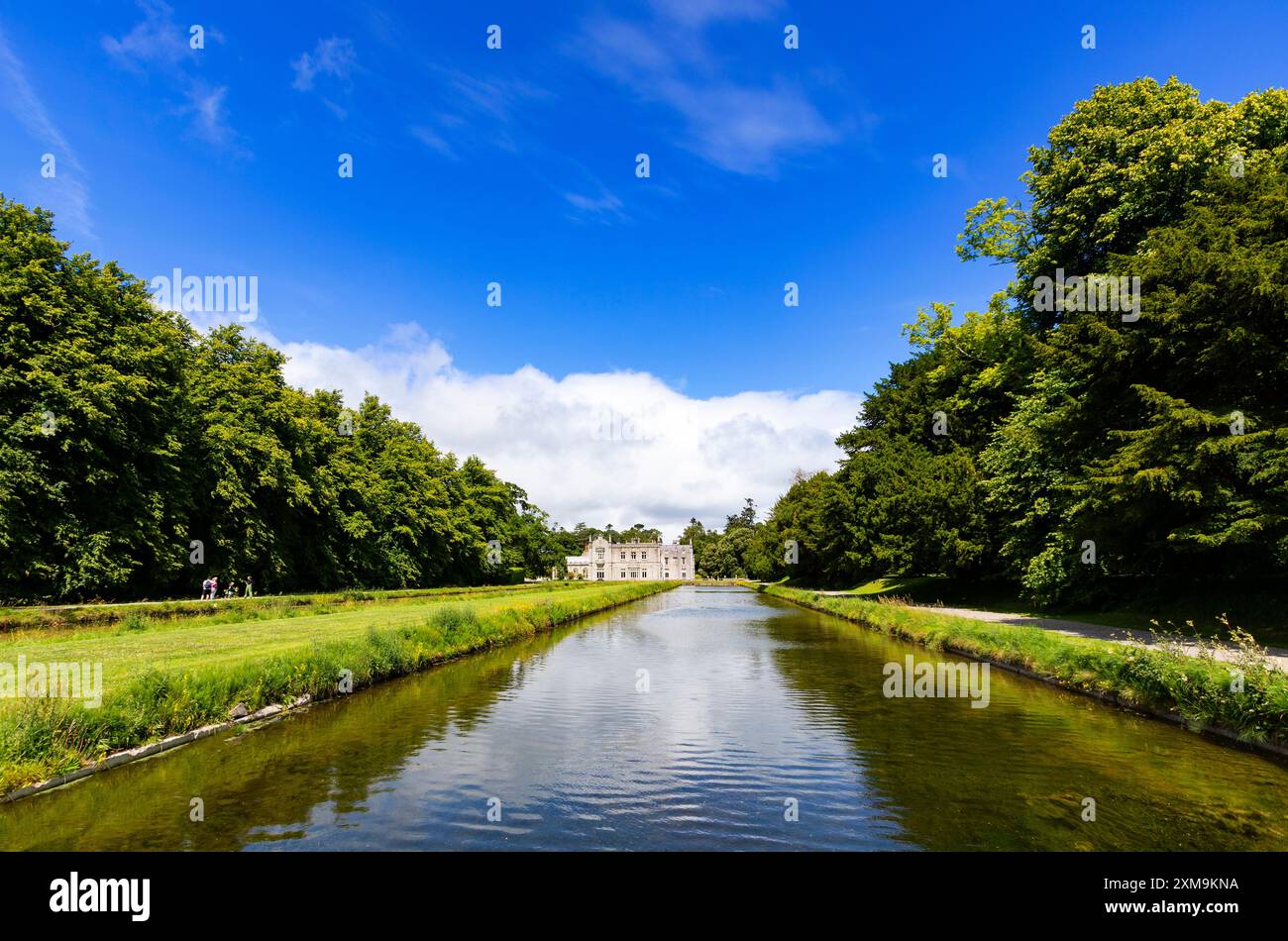 La casa principale fronteggiata da due canali lunghi 550 piedi, detti miroir d'eaux, nei Kilruddery House Gardens vicino a Bray nella contea di Wicklow, Irlanda. Foto Stock