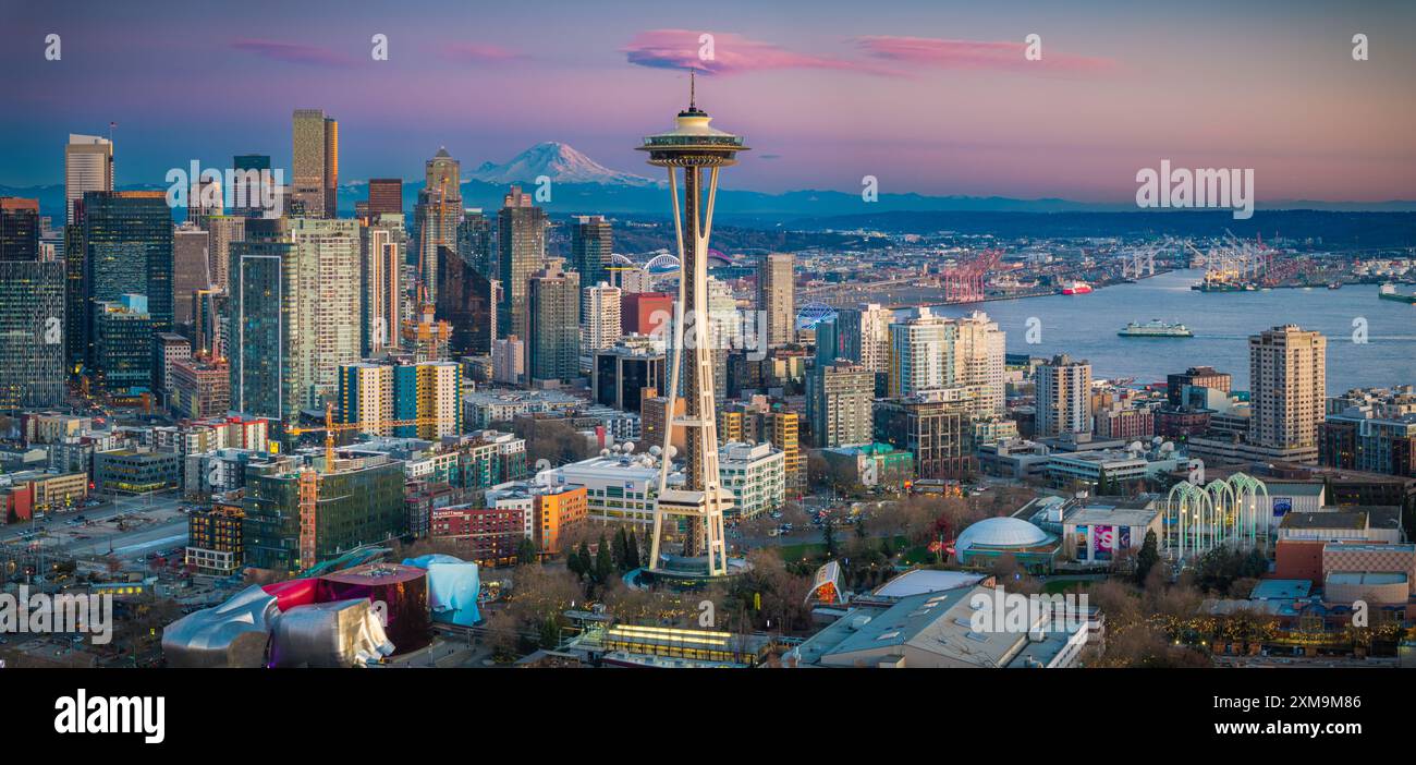 Seattle è un importante porto marittimo costiero e sede della contea di King, nello stato di Washington. Seattle è la città più grande del Pacifico nord-occidentale. Foto Stock