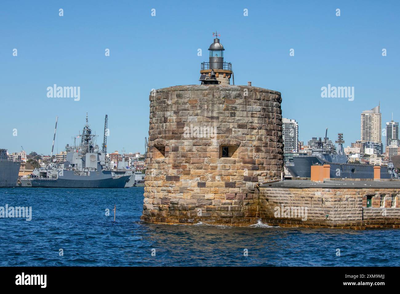 Fort Denison, l'isola pinchgut sul porto di Sydney e la sua famosa torre martello e la base navale Garden Island Sydney, NSW, Australia Foto Stock