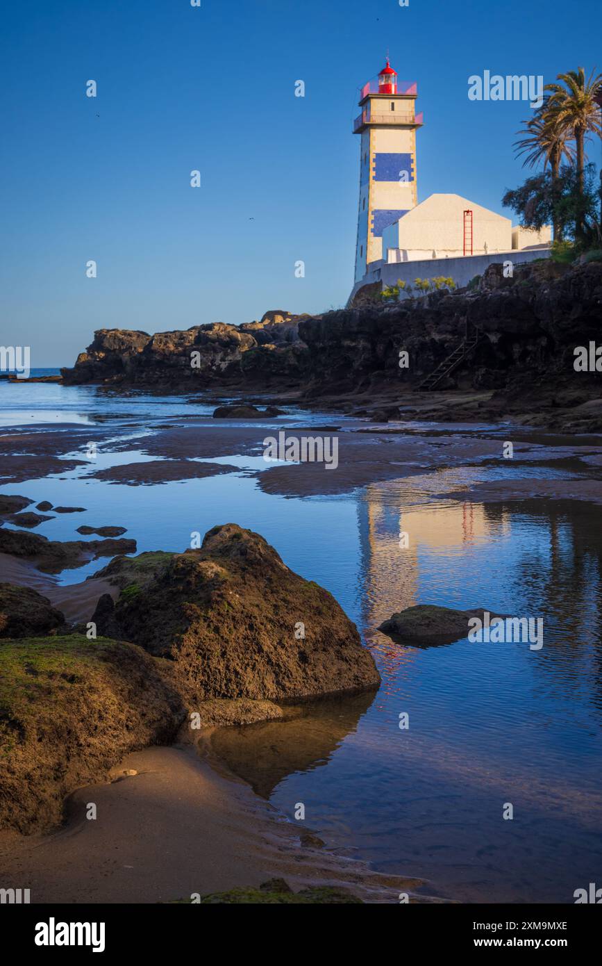 Il faro di Santa Marta si trova a sud del centro di Cascais, nel quartiere di Lisbona, in Portogallo, sull'estuario del fiume Tago. Foto Stock