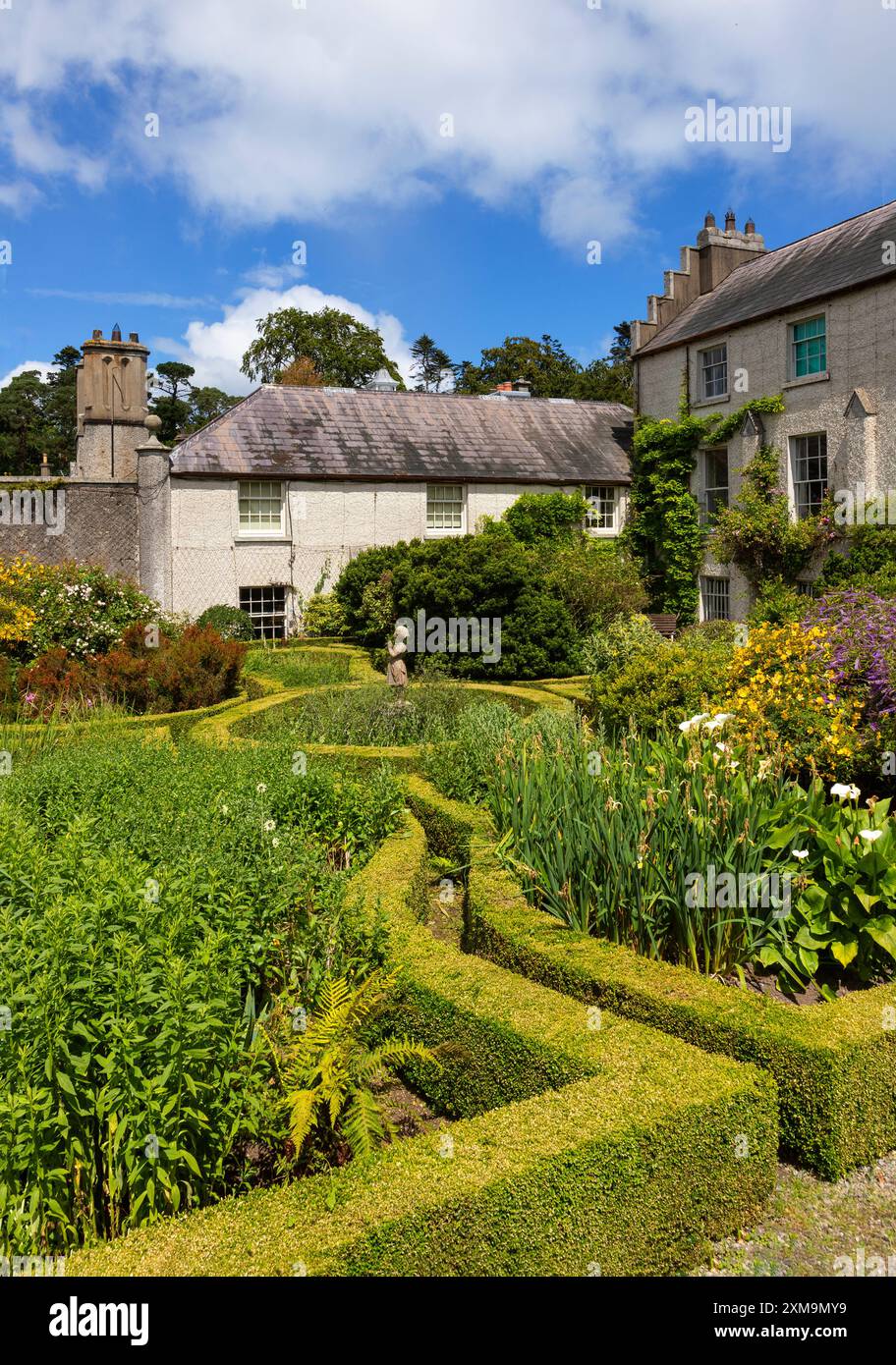 Da un lato dell'Orangerie in un piccolo cortile, il piccolo parterre di siepi fluenti di Kilruddery House vicino a Bray nella contea di Wicklow, Irlanda. Foto Stock