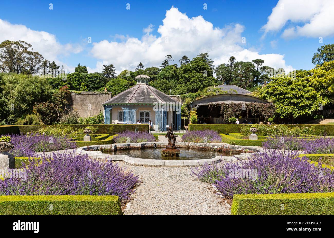 Il parterre o il Giardino sommerso a Kilruddery House, Bray, contea di Wicklow, Irlanda; il grazioso caseificio ornamentale è ora una sala da tè. Foto Stock