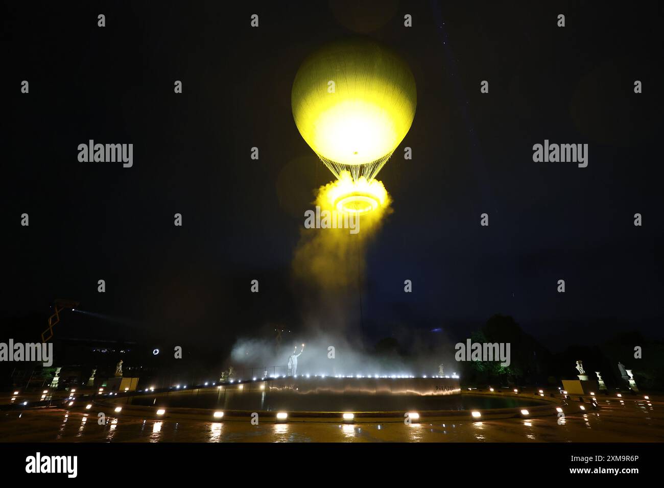 Parigi, Francia. 26 luglio 2024. Olympia, Parigi 2024, cerimonia di apertura delle Olimpiadi estive, Marie-Jose Perec e Teddy Riner hanno acceso il fuoco per i XXXIII Giochi Olimpici di Parigi. Il tre volte campione olimpico di atletica leggera e il due volte campione di judo hanno acceso un anello con un diametro di sette metri appeso a una mongolfiera alta 30 metri nelle Tuileries al Louvre alle 17:11,22. Credito: Jan Woitas/dpa-Pool/dpa/Alamy Live News Foto Stock