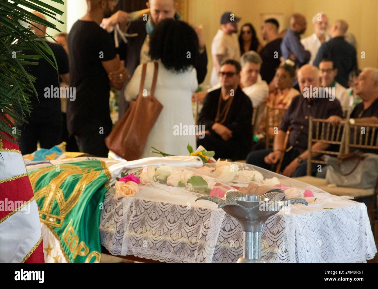 26 luglio 2024, Rio De Janeiro, Rio De Janeiro, Brasile: Rio de Janeiro, (RJ) 07/26/2024- VELORIO/CARNAVALESCA/ROSA MAGALHAES - l'addio è aperto al pubblico sulla scia di Rosa Magalhaes. L'artista è morto giovedì sera (25), all'età di 77 anni, dopo aver subito un attacco di cuore. Raccolse titoli in Imperatriz, Vila Isabel e Imperio Serrano. (Foto: Ãƒ''°rica Martin/Thenews2/Zumapress) (immagine di credito: © Erica Martin/TheNEWS2 via ZUMA Press Wire) SOLO PER USO EDITORIALE! Non per USO commerciale! Foto Stock