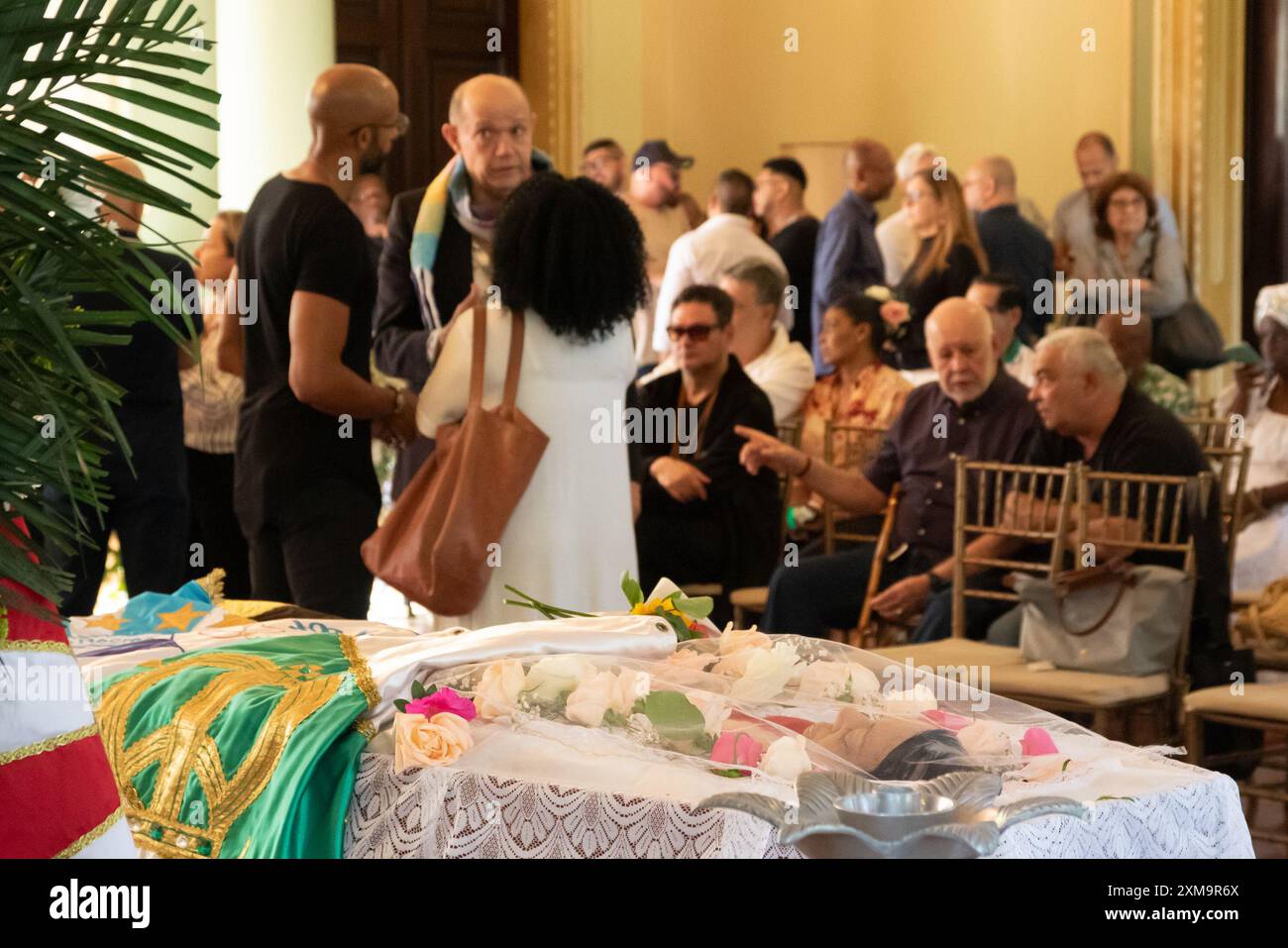 26 luglio 2024, Rio De Janeiro, Rio De Janeiro, Brasile: Rio de Janeiro, (RJ) 07/26/2024- VELORIO/CARNAVALESCA/ROSA MAGALHAES - l'addio è aperto al pubblico sulla scia di Rosa Magalhaes. L'artista è morto giovedì sera (25), all'età di 77 anni, dopo aver subito un attacco di cuore. Raccolse titoli in Imperatriz, Vila Isabel e Imperio Serrano. (Foto: Ãƒ''°rica Martin/Thenews2/Zumapress) (immagine di credito: © Erica Martin/TheNEWS2 via ZUMA Press Wire) SOLO PER USO EDITORIALE! Non per USO commerciale! Foto Stock