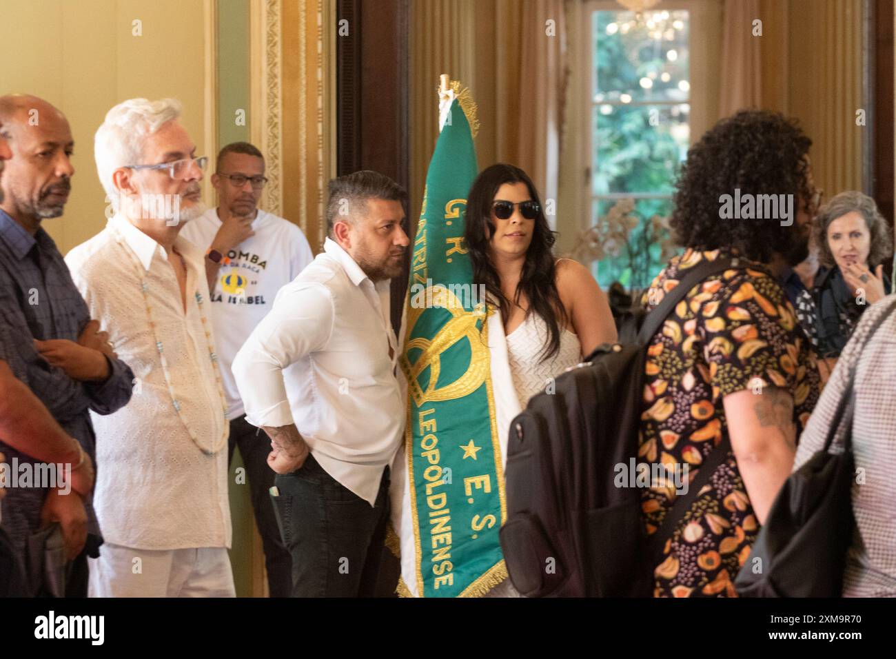 26 luglio 2024, Rio De Janeiro, Rio De Janeiro, Brasile: Rio de Janeiro, (RJ) 07/26/2024- VELORIO/CARNAVALESCA/ROSA MAGALHAES - Rafaela Theodoro portabandiera dell'imperatrice Leopoldinense saluta l'artista carnevalesca Rosa Magalhaes. L'addio è aperto al pubblico alla veglia di Rosa Magalhaes. L'artista è morto giovedì sera (25), all'età di 77 anni, dopo aver subito un attacco di cuore. Raccolse titoli in Imperatriz, Vila Isabel e Imperio Serrano. (Foto: Ãƒ''°rica Martin/Thenews2/Zumapress) (immagine di credito: © Erica Martin/TheNEWS2 via ZUMA Press Wire) SOLO PER USO EDITORIALE! Non per USO commerciale! Foto Stock