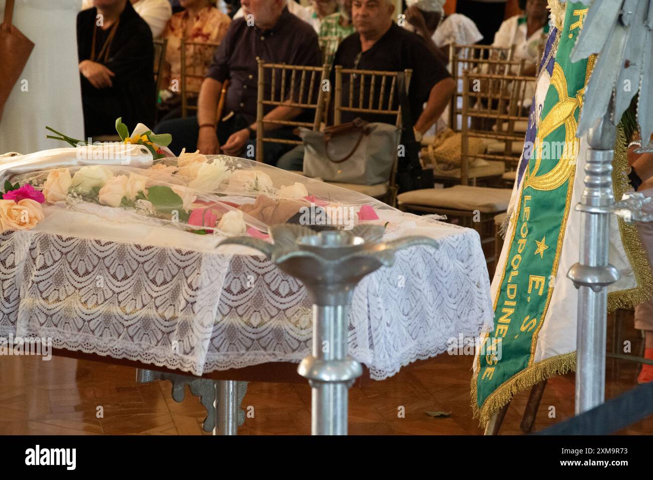 26 luglio 2024, Rio De Janeiro, Rio De Janeiro, Brasile: Rio de Janeiro, (RJ) 07/26/2024- VELORIO/CARNAVALESCA/ROSA MAGALHAES - l'addio è aperto al pubblico sulla scia di Rosa Magalhaes. L'artista è morto giovedì sera (25), all'età di 77 anni, dopo aver subito un attacco di cuore. Raccolse titoli in Imperatriz, Vila Isabel e Imperio Serrano. (Foto: Ãƒ''°rica Martin/Thenews2/Zumapress) (immagine di credito: © Erica Martin/TheNEWS2 via ZUMA Press Wire) SOLO PER USO EDITORIALE! Non per USO commerciale! Foto Stock