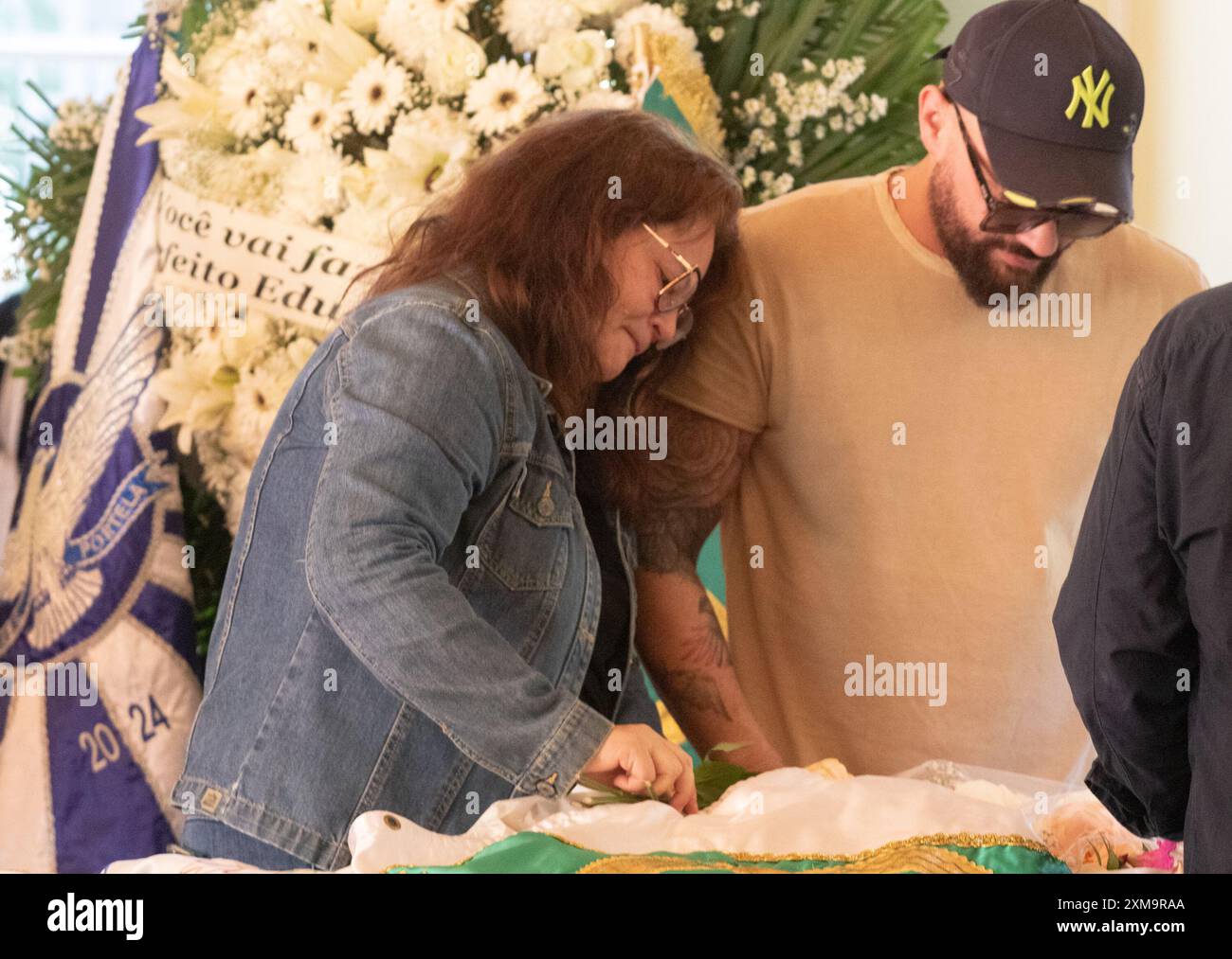 26 luglio 2024, Rio De Janeiro, Rio De Janeiro, Brasile: Rio de Janeiro, (RJ) 07/26/2024- VELORIO/CARNAVALESCA/ROSA MAGALHAES - Leandro Vieira dalla festa di carnevale dell'imperatrice Leopoldinense saluta Rosa Magalhaes. L'addio è aperto al pubblico alla veglia di Rosa Magalhaes. L'artista è morto giovedì sera (25), all'età di 77 anni, dopo aver subito un attacco di cuore. Raccolse titoli in Imperatriz, Vila Isabel e Imperio Serrano. (Foto: Ãƒâ€°rica Martin/Thenews2/Zumapress) (immagine di credito: © Erica Martin/TheNEWS2 via ZUMA Press Wire) SOLO PER USO EDITORIALE! Non per USO commerciale! Foto Stock