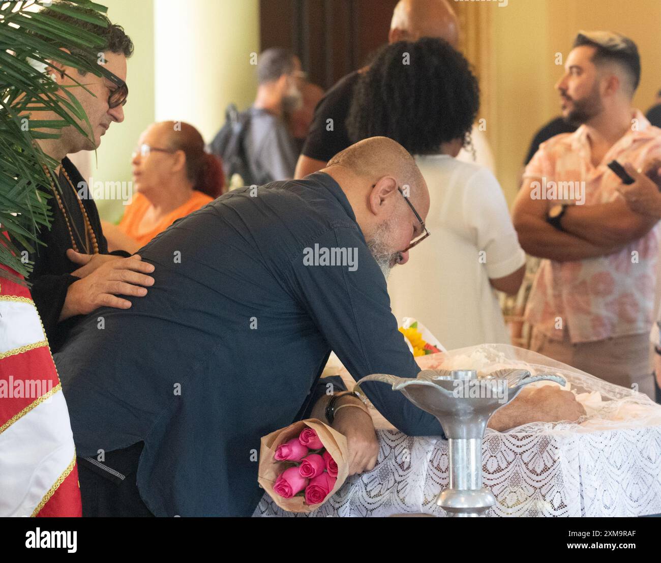 26 luglio 2024, Rio De Janeiro, Rio De Janeiro, Brasile: Rio de Janeiro, (RJ) 07/26/2024- VELORIO/CARNAVALESCA/ROSA MAGALHAES - l'addio è aperto al pubblico sulla scia di Rosa Magalhaes. L'artista è morto giovedì sera (25), all'età di 77 anni, dopo aver subito un attacco di cuore. Raccolse titoli in Imperatriz, Vila Isabel e Imperio Serrano. (Foto: Ãƒâ€°rica Martin/Thenews2/Zumapress) (immagine di credito: © Erica Martin/TheNEWS2 via ZUMA Press Wire) SOLO PER USO EDITORIALE! Non per USO commerciale! Foto Stock