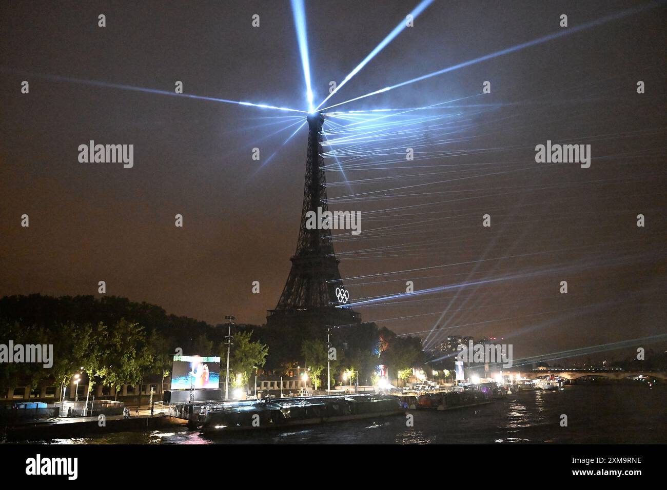 Parigi, Francia. 26 luglio 2024. Uno spettacolo di luci è in scena sulla Torre Eiffel durante la cerimonia di apertura dei Giochi Olimpici di Parigi 2024 a Parigi, Francia, il 26 luglio 2024. Crediti: Li An/POOL/Xinhua/Alamy Live News crediti: Xinhua/Alamy Live News Foto Stock