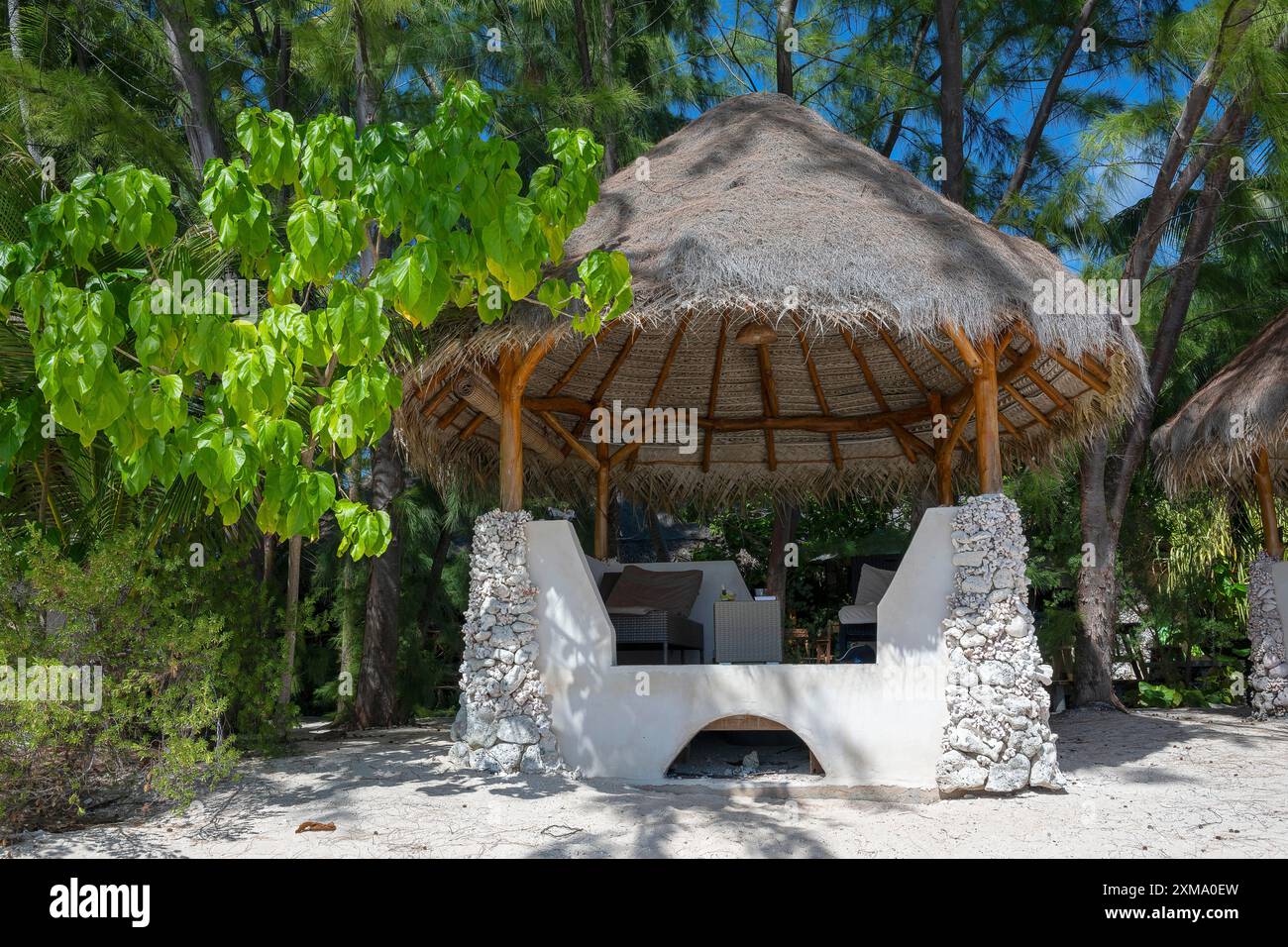 Area relax con protezione solare, Ninamu Resort, Tikehau, Atollo, Arcipelago delle Tuamotu, Tuherahera, Rangiroa, Polinesia francese Foto Stock