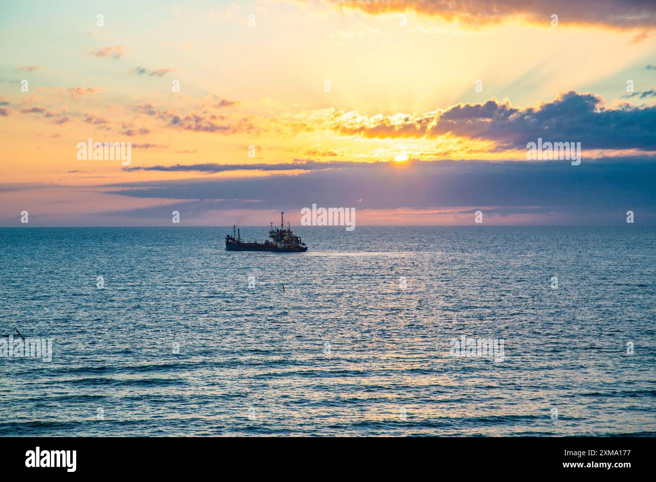 Nave da esplorazione della sabbia all'ultima luce del giorno, al largo di Hoernum, Sylt Foto Stock