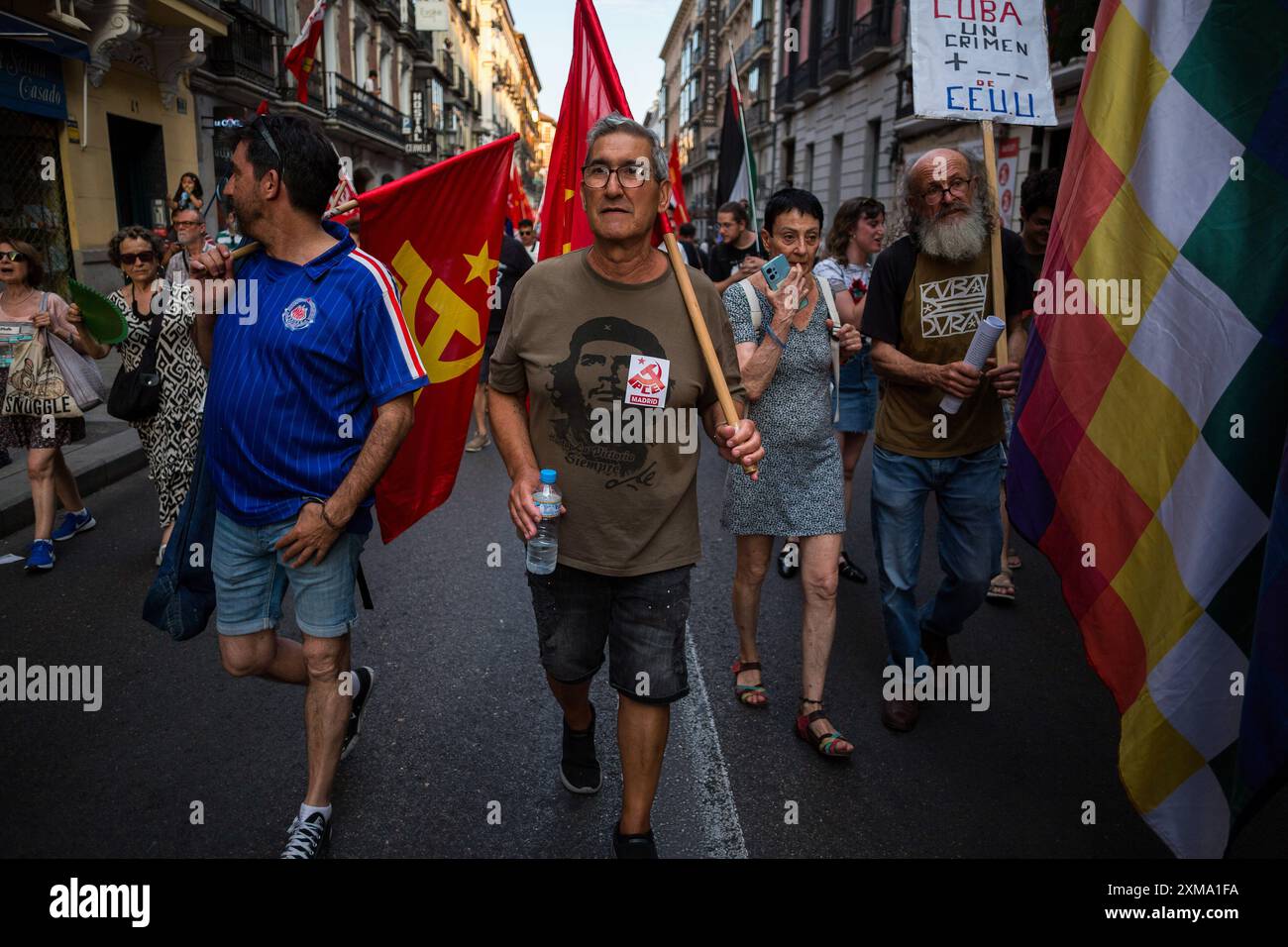 Madrid, Spagna. 26 luglio 2024. Un manifestante indossa una maglietta con il volto di che Guevara, durante una dimostrazione per le strade di Madrid, per commemorare il 71° anniversario dell'assalto alla caserma Moncada a Cuba. Commemorazione dell'assalto che ebbe luogo il 26 luglio 1953 nella caserma di Moncada guidata da Fidel Castro, Abel Santamaria e Lester Rodriguez, un atto che portò all'inizio della rivoluzione cubana. (Foto di Luis Soto/SOPA Images/Sipa USA) credito: SIPA USA/Alamy Live News Foto Stock