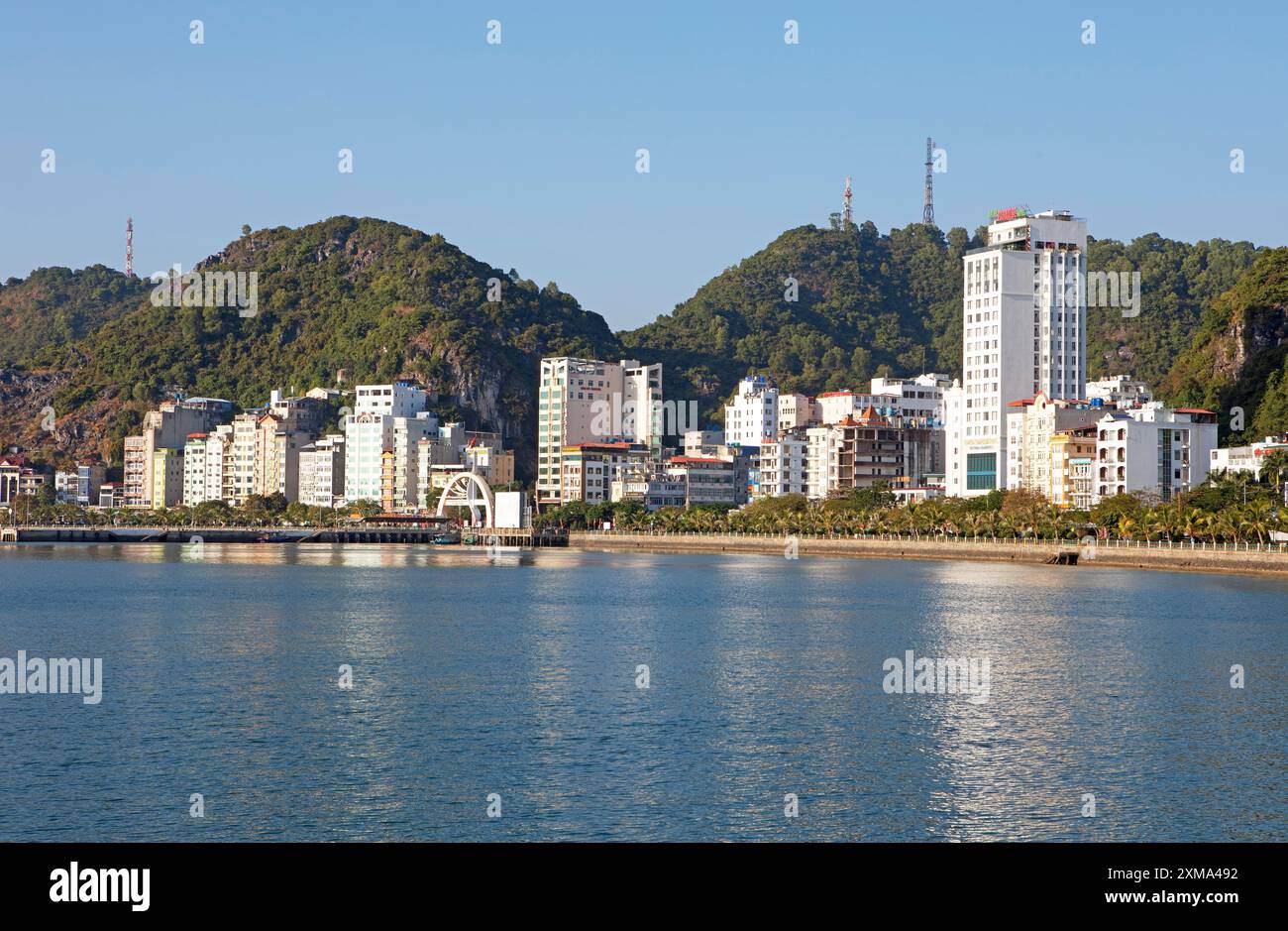 Città di Cat Ba sull'isola di Cat Ba, baia di ha Long, Vietnam Foto Stock